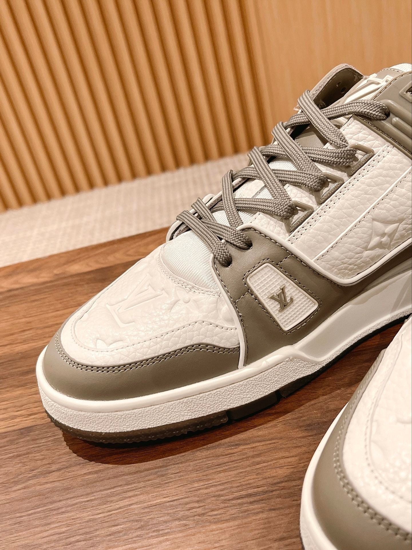Couple's ๐๐ฟ๐ฎ๐ถ๐ป๐ฒ๐ฟ series latest sports shoes