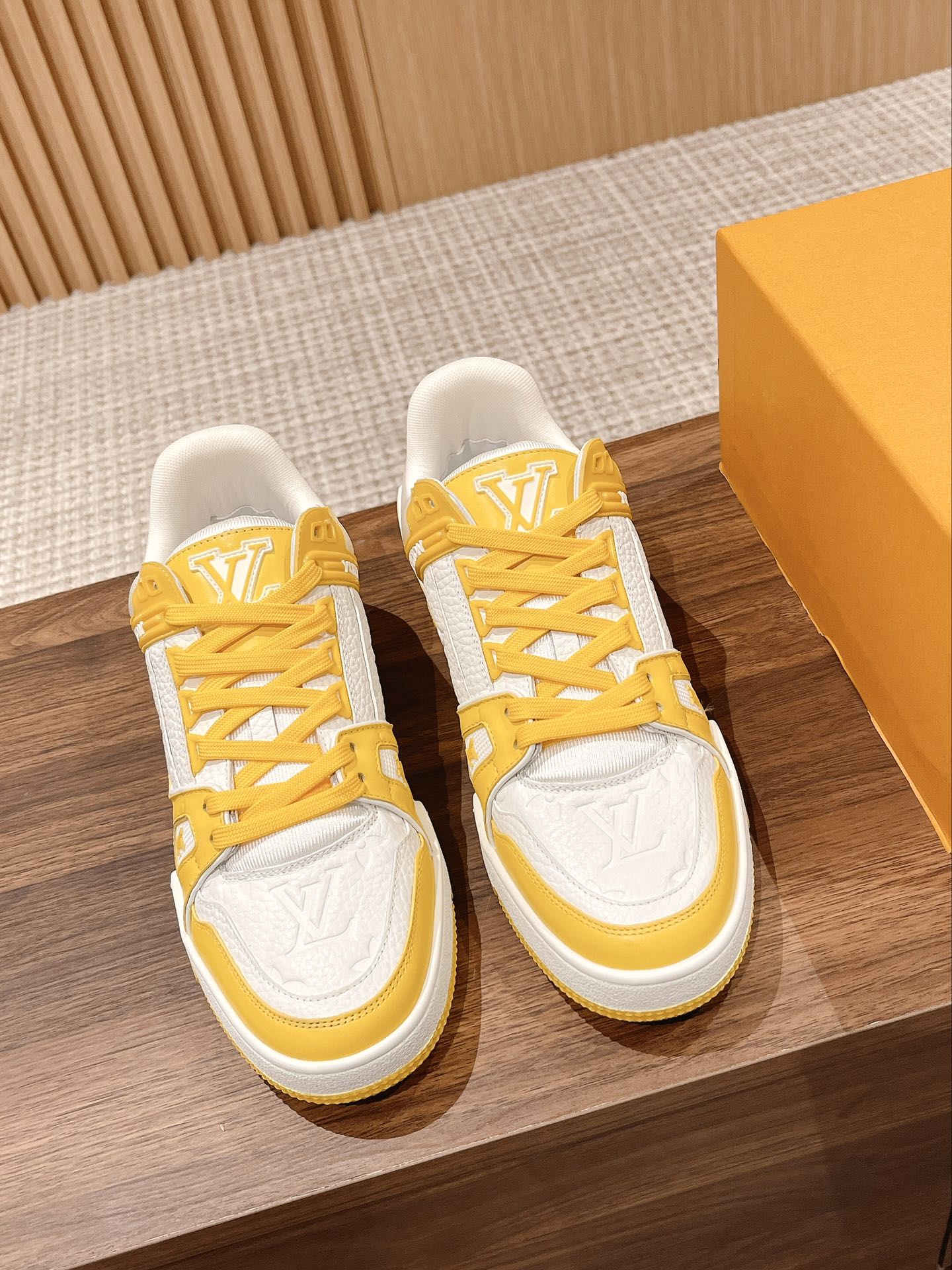 Couple's ๐๐ฟ๐ฎ๐ถ๐ป๐ฒ๐ฟ series latest sports shoes