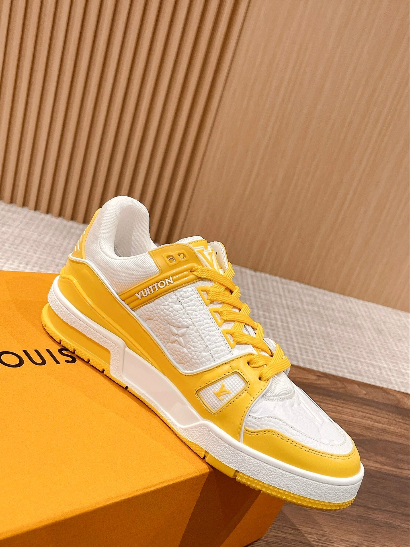 Couple's ๐๐ฟ๐ฎ๐ถ๐ป๐ฒ๐ฟ series latest sports shoes