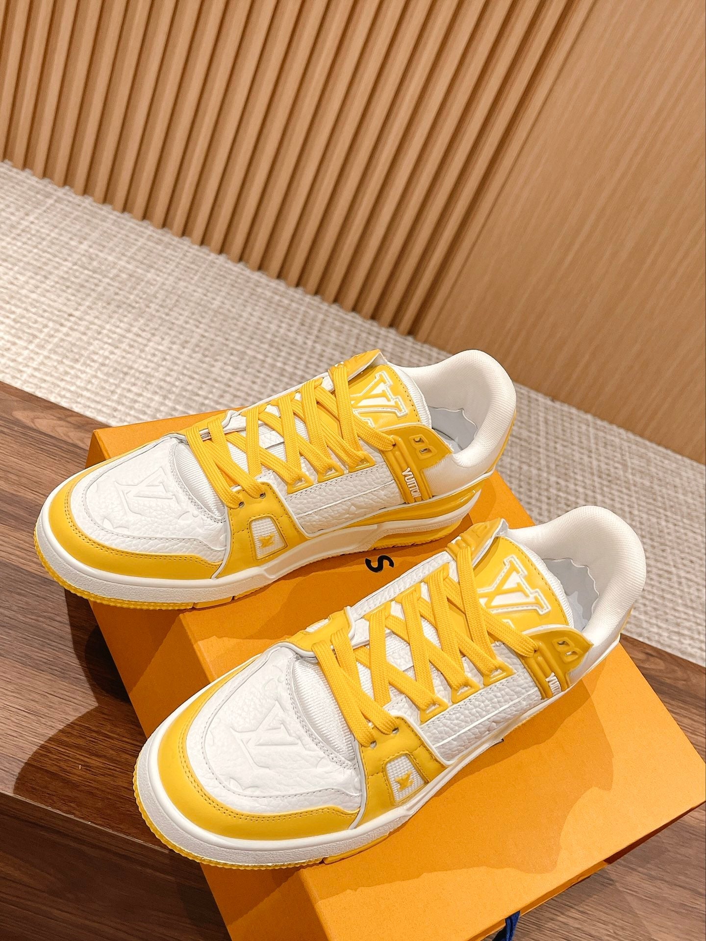 Couple's ๐๐ฟ๐ฎ๐ถ๐ป๐ฒ๐ฟ series latest sports shoes