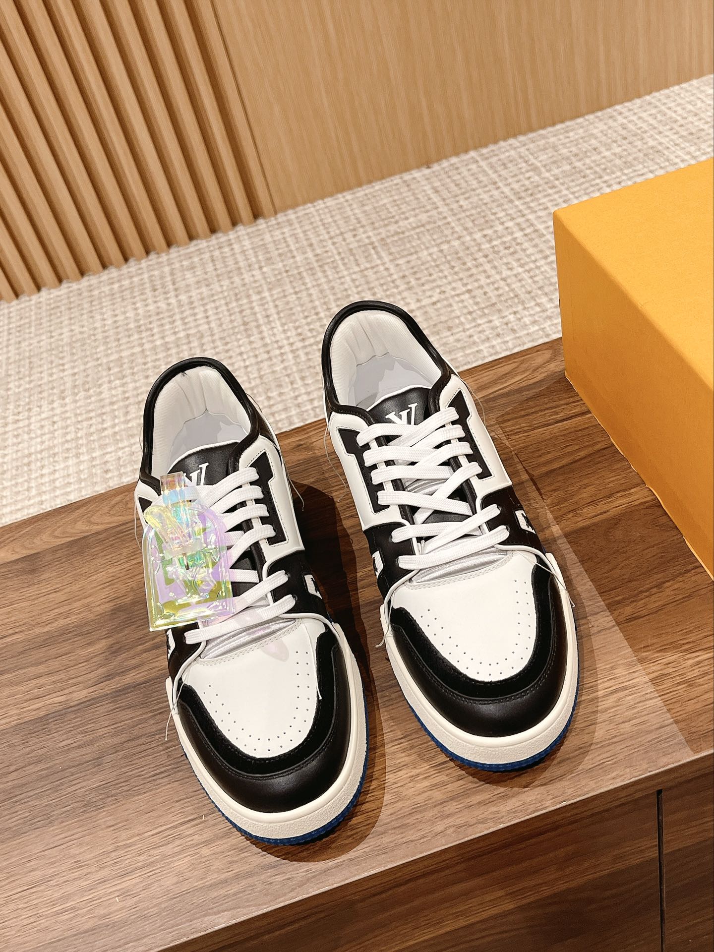 Couple's ๐๐ฟ๐ฎ๐ถ๐ป๐ฒ๐ฟ series latest sports shoes