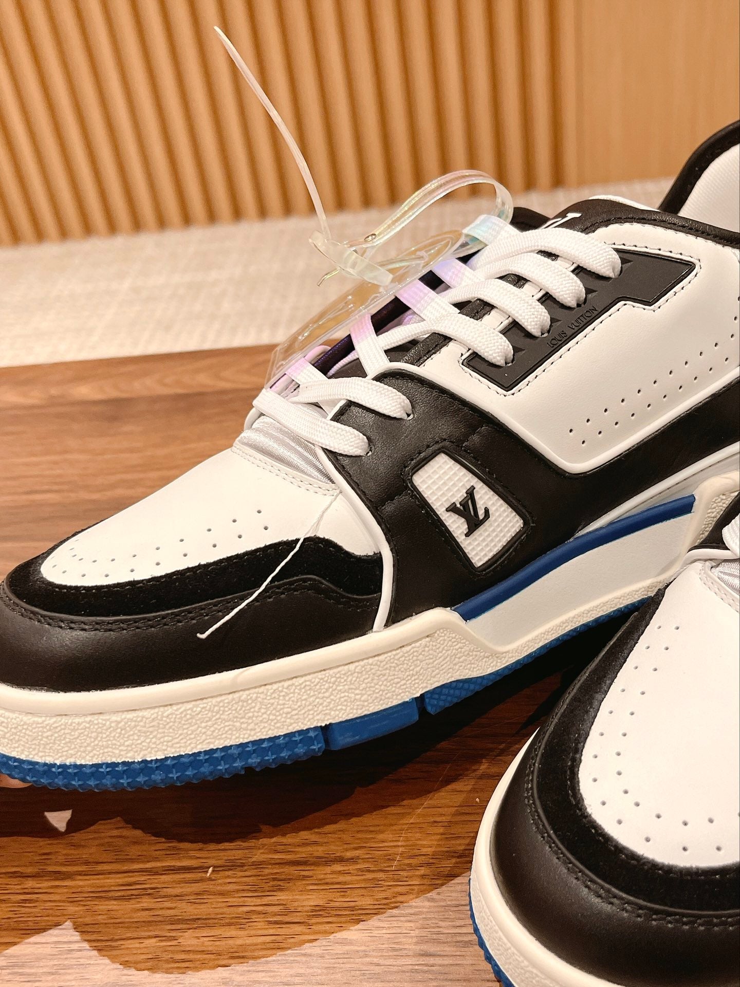 Couple's ๐๐ฟ๐ฎ๐ถ๐ป๐ฒ๐ฟ series latest sports shoes