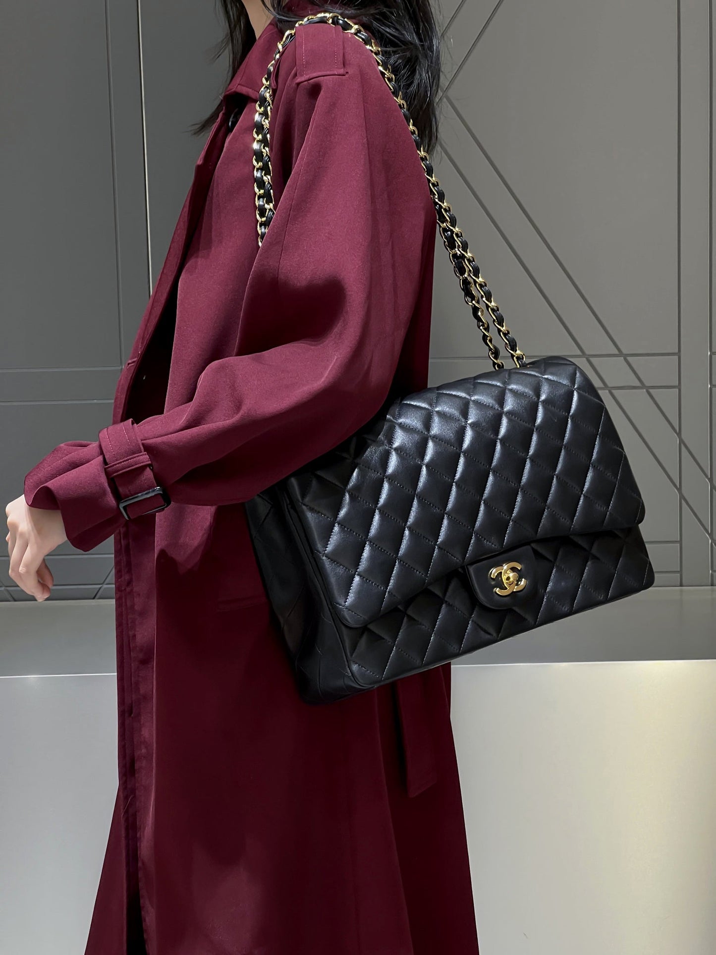 CH MAXI CLASSIC HANDBAG 33 Lambskin Black
