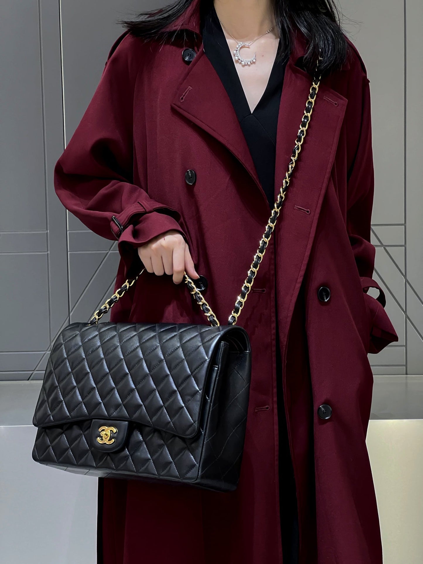 CH MAXI CLASSIC HANDBAG 33 Lambskin Black