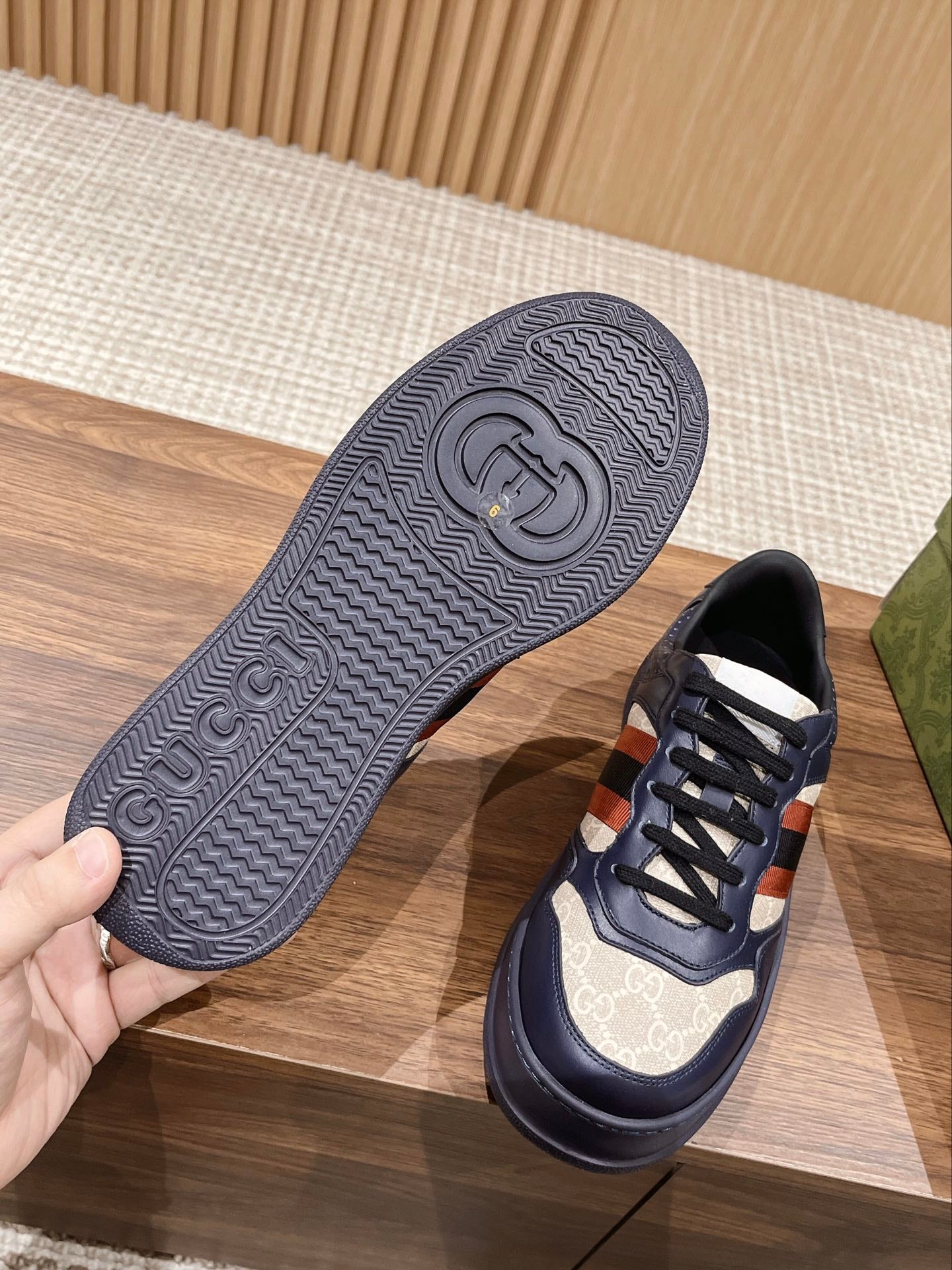 Couple's ๐๐ก๐ฎ๐ง๐ค๐ฒ latest biscuit shoes