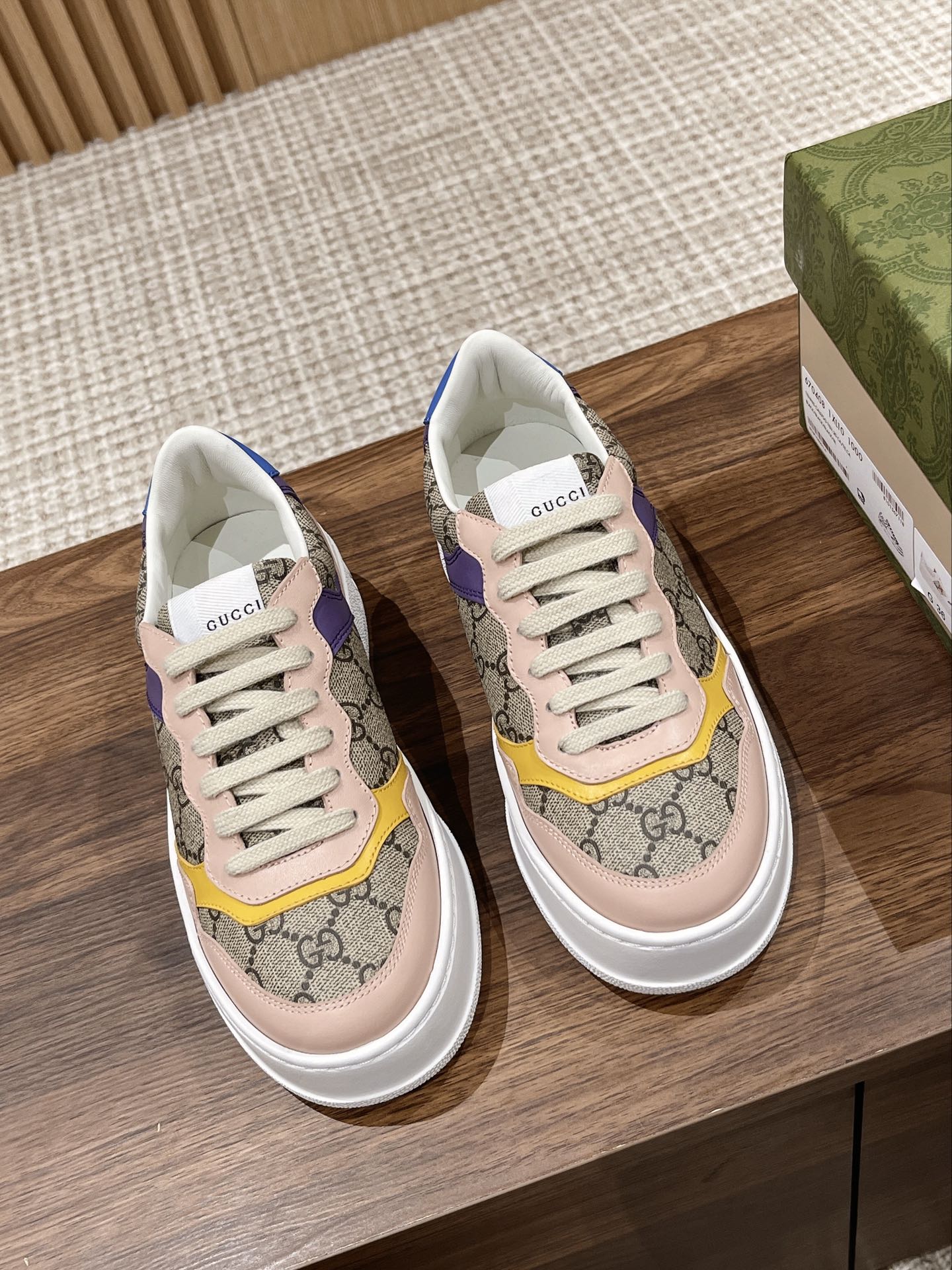 Couple's ๐๐ก๐ฎ๐ง๐ค๐ฒ latest biscuit shoes