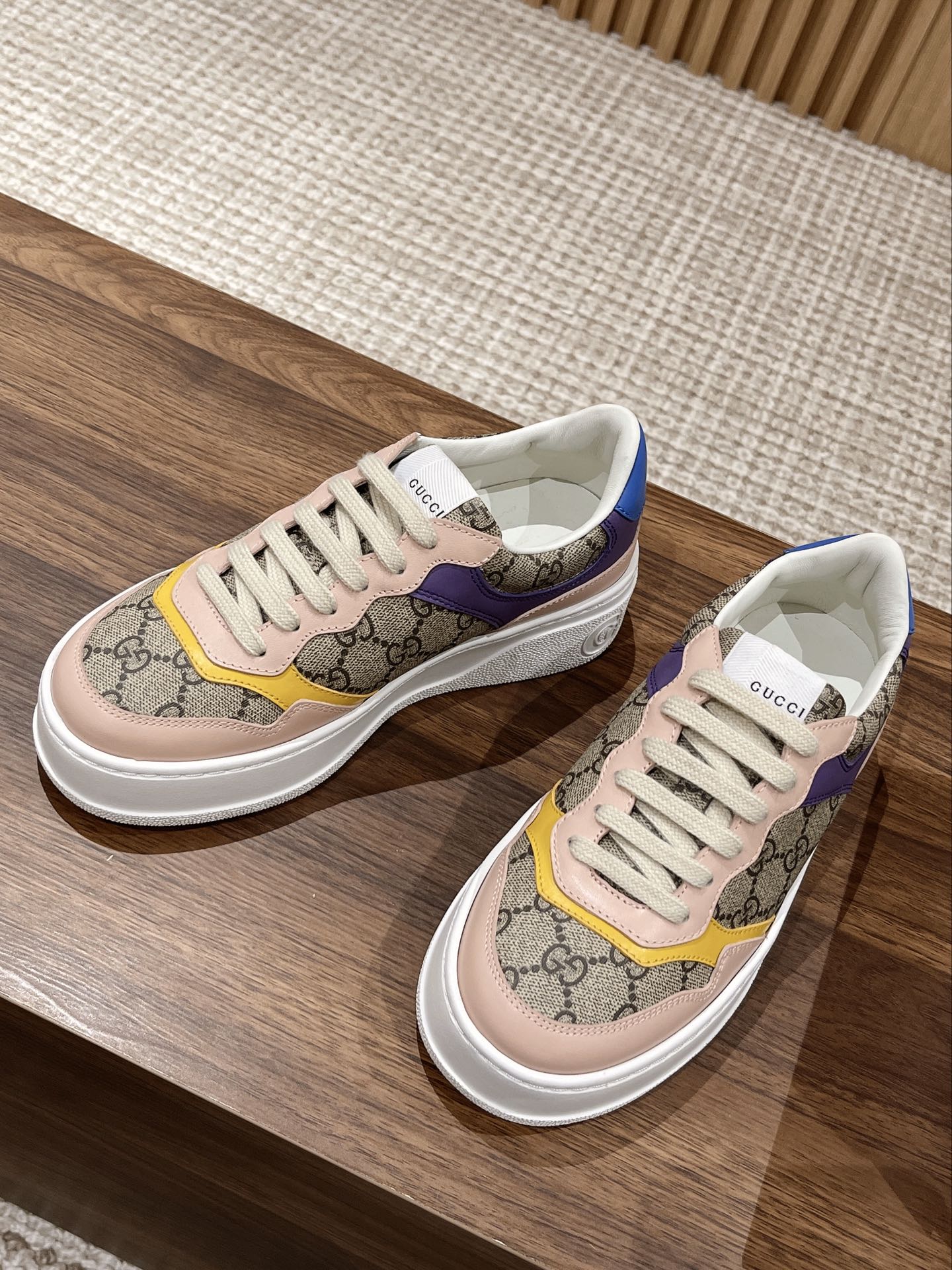 Couple's ๐๐ก๐ฎ๐ง๐ค๐ฒ latest biscuit shoes