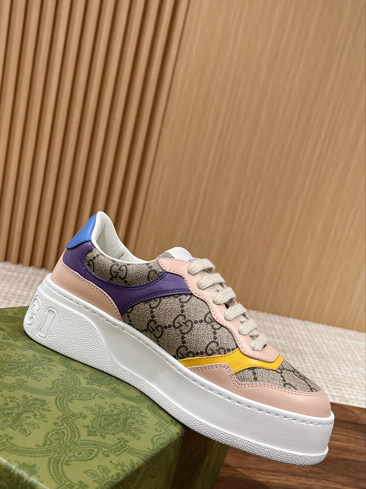 Couple's ๐๐ก๐ฎ๐ง๐ค๐ฒ latest biscuit shoes
