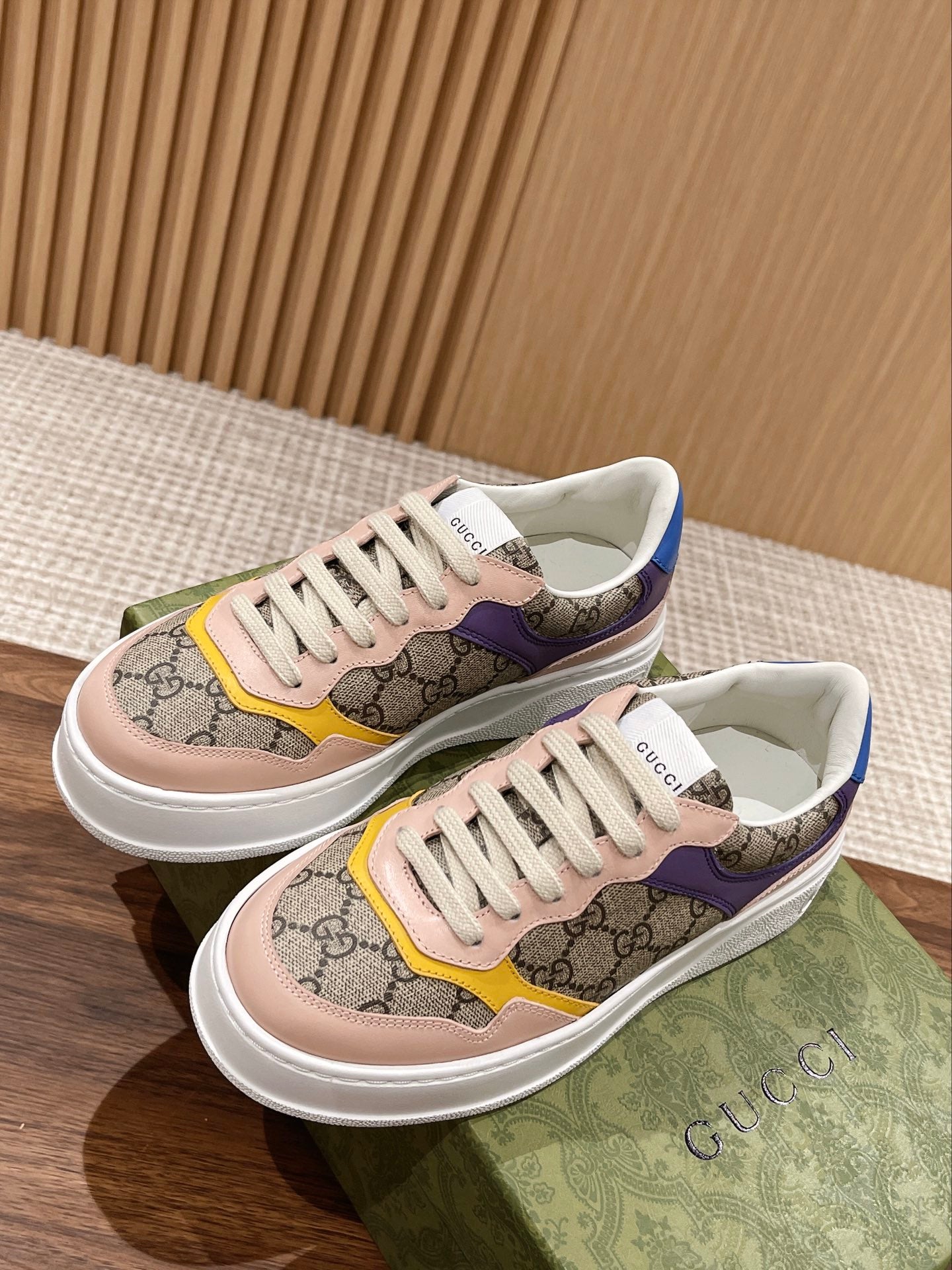 Couple's ๐๐ก๐ฎ๐ง๐ค๐ฒ latest biscuit shoes