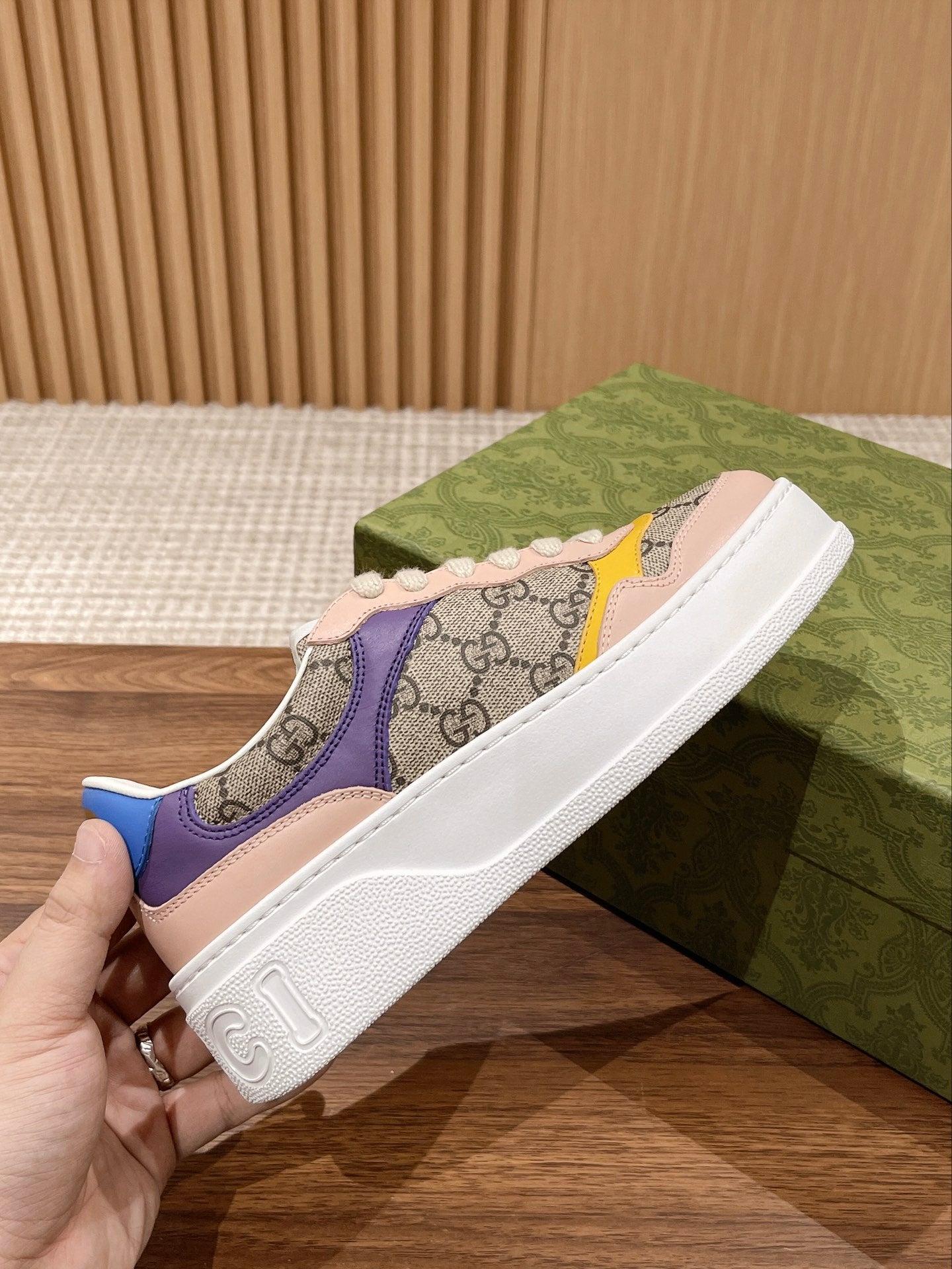 Couple's ๐๐ก๐ฎ๐ง๐ค๐ฒ latest biscuit shoes