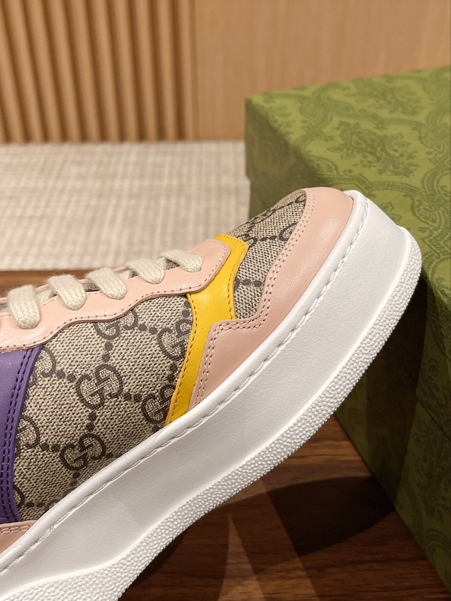 Couple's ๐๐ก๐ฎ๐ง๐ค๐ฒ latest biscuit shoes