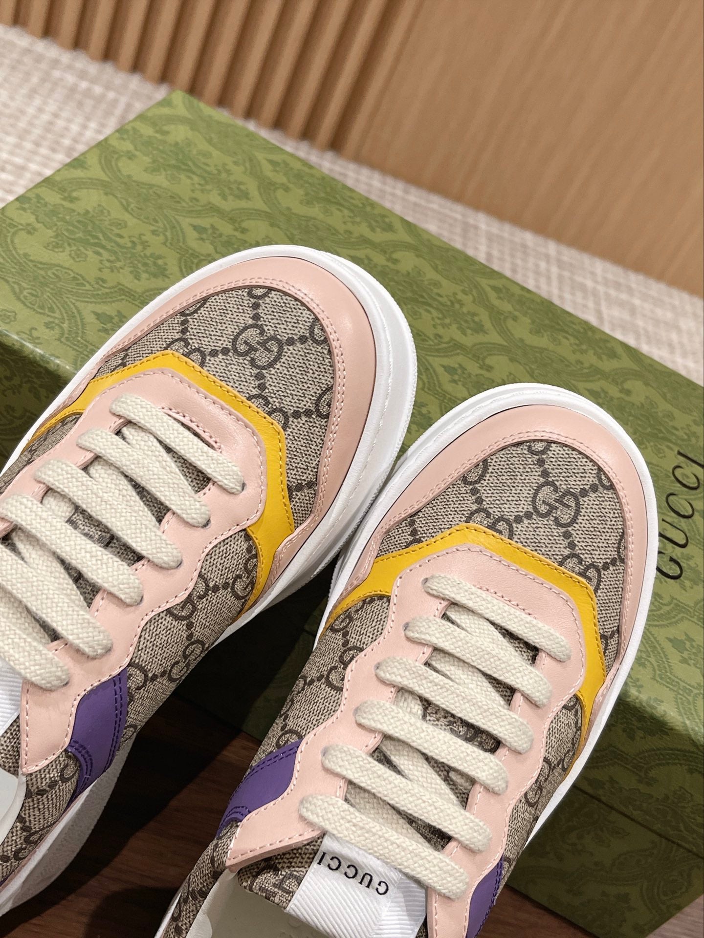 Couple's ๐๐ก๐ฎ๐ง๐ค๐ฒ latest biscuit shoes
