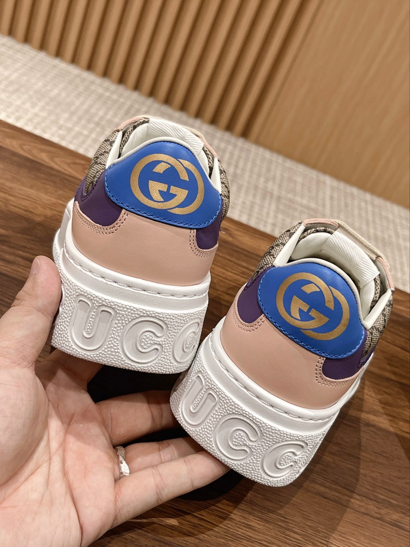 Couple's ๐๐ก๐ฎ๐ง๐ค๐ฒ latest biscuit shoes