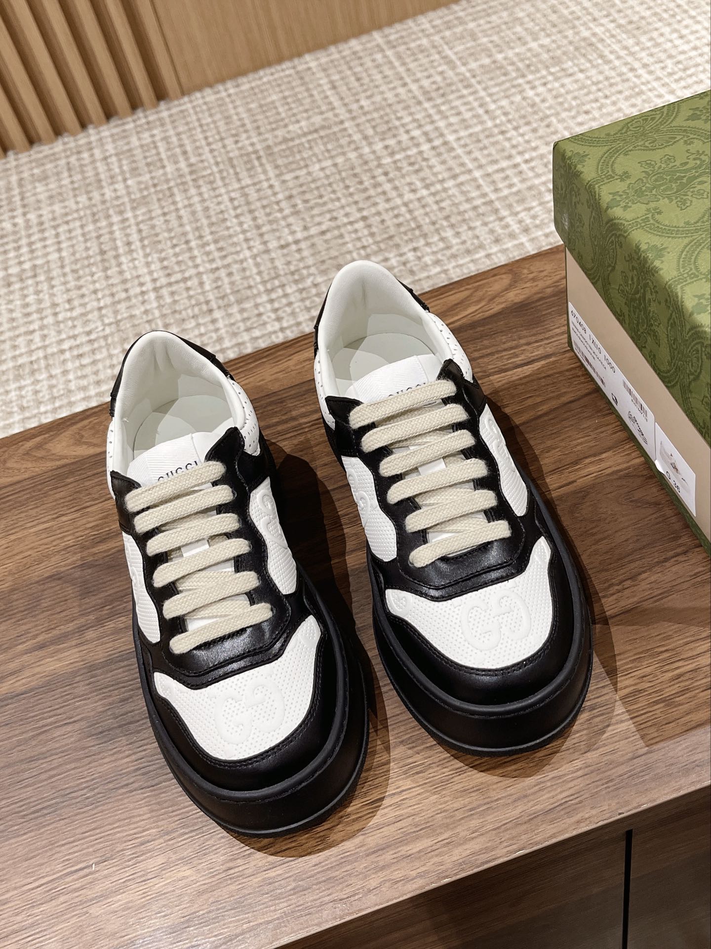 Couple's ๐๐ก๐ฎ๐ง๐ค๐ฒ latest biscuit shoes