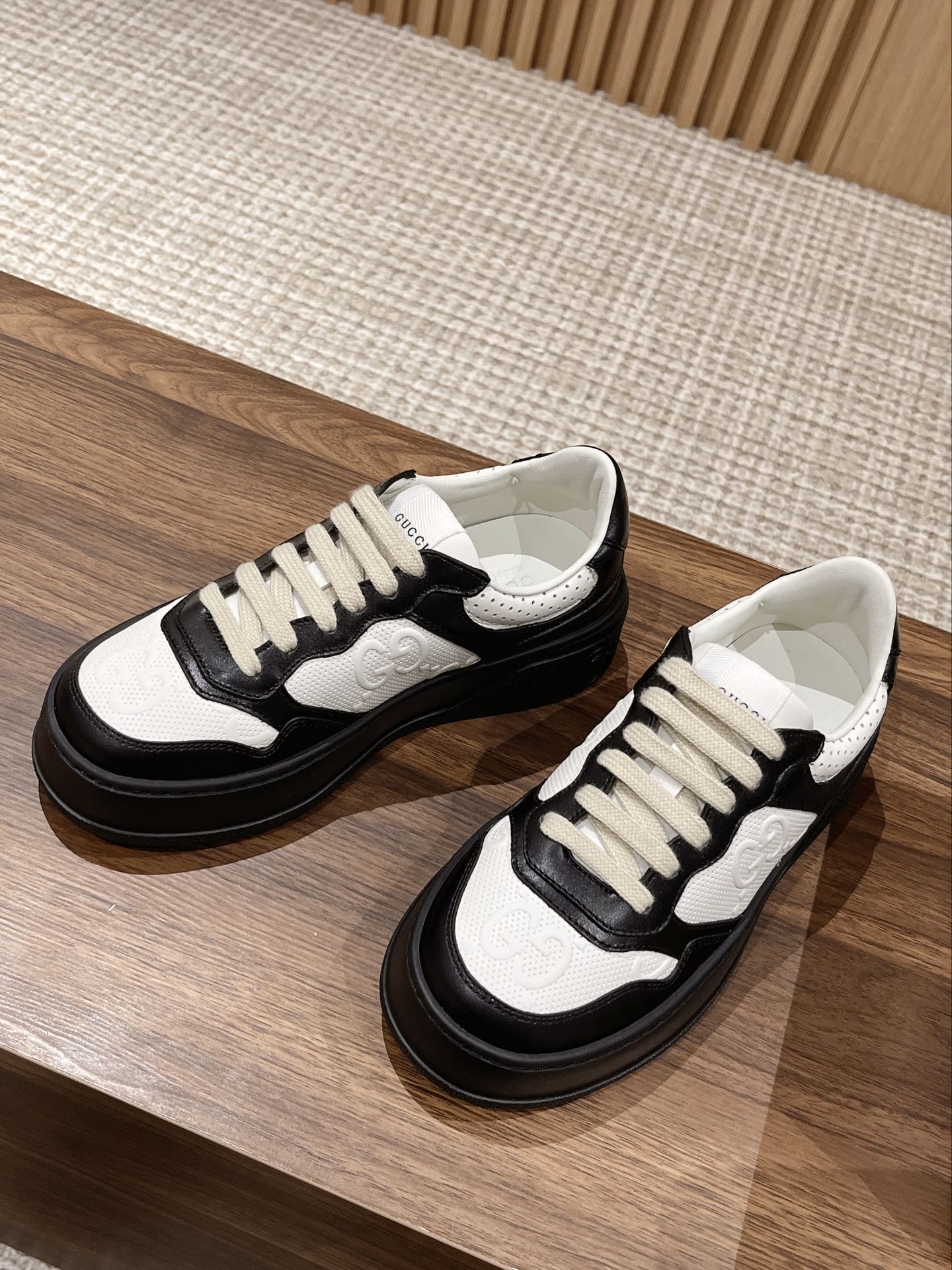 Couple's ๐๐ก๐ฎ๐ง๐ค๐ฒ latest biscuit shoes