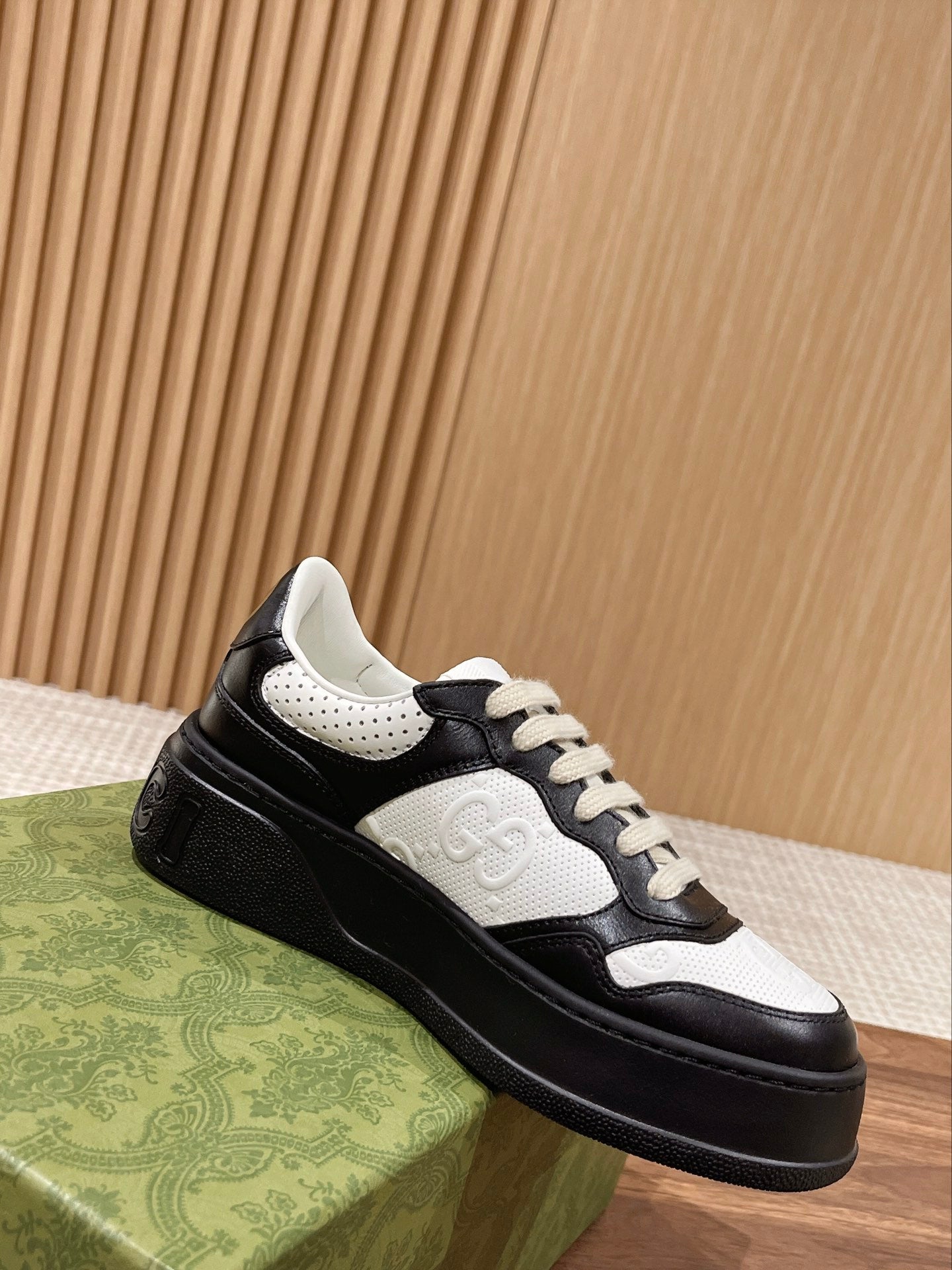 Couple's ๐๐ก๐ฎ๐ง๐ค๐ฒ latest biscuit shoes
