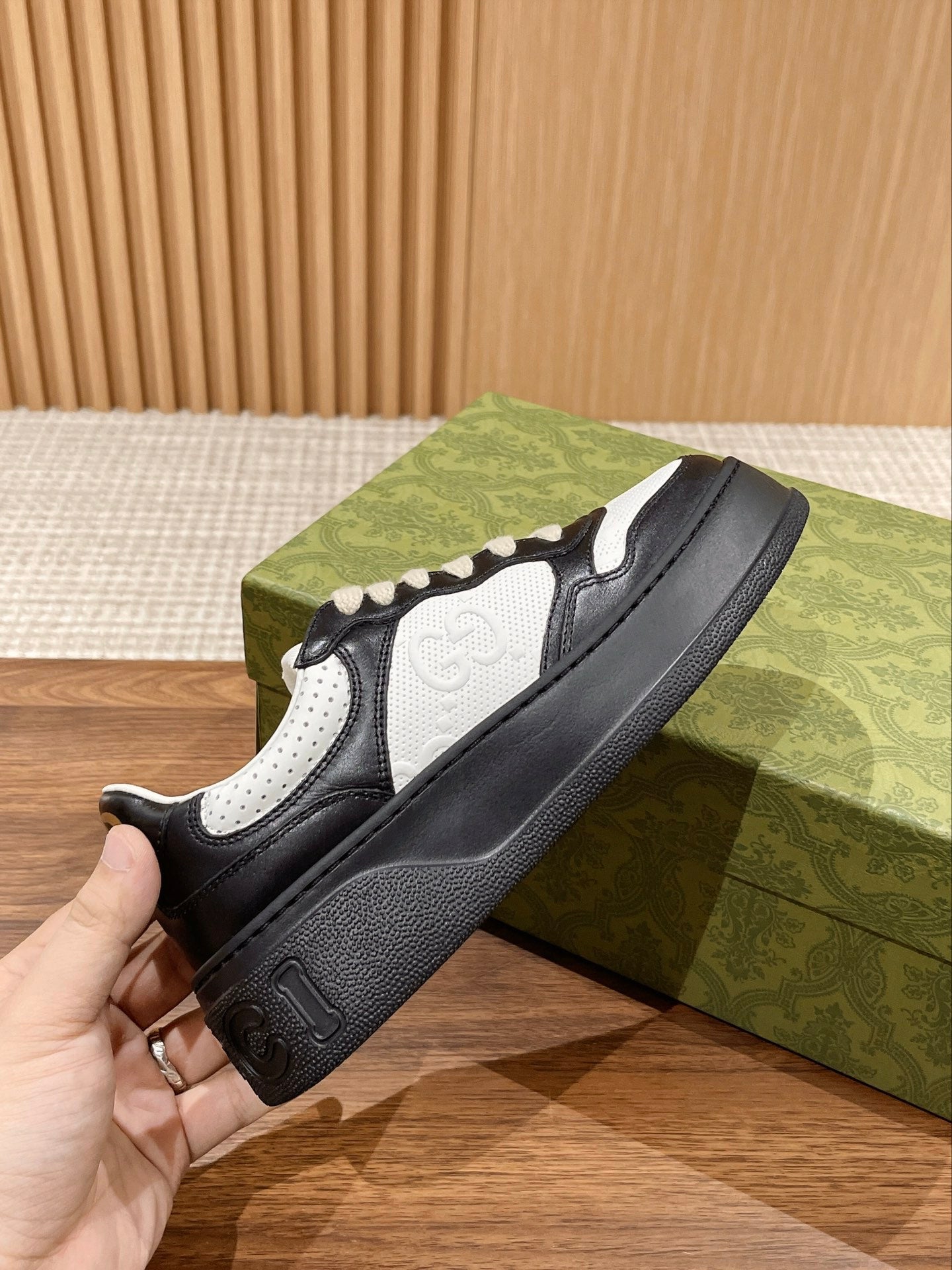 Couple's ๐๐ก๐ฎ๐ง๐ค๐ฒ latest biscuit shoes