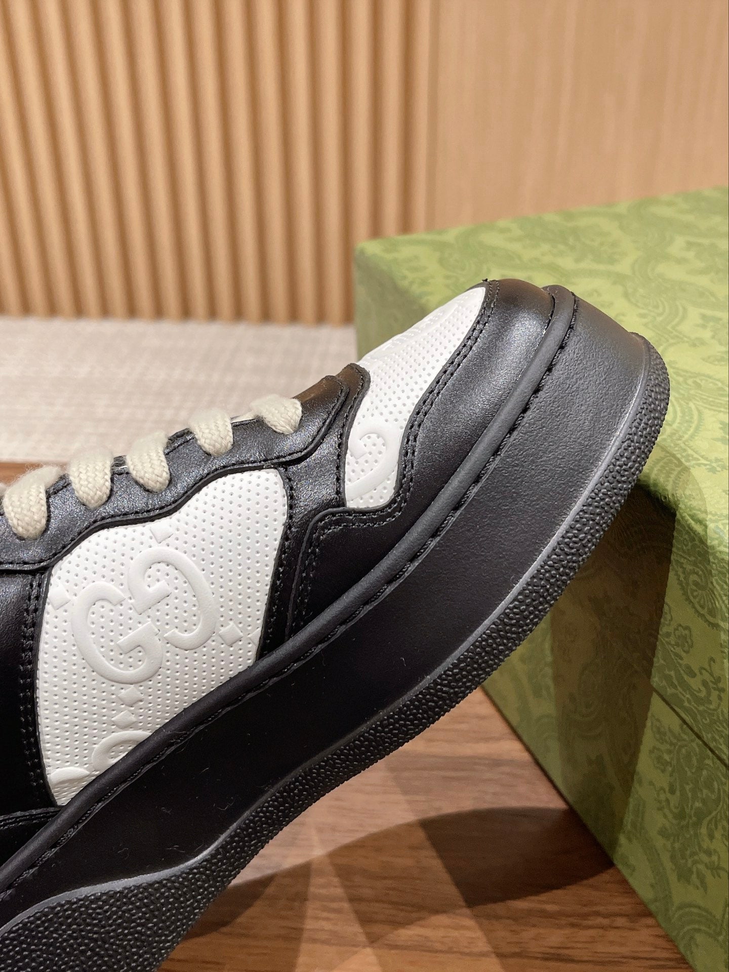 Couple's ๐๐ก๐ฎ๐ง๐ค๐ฒ latest biscuit shoes