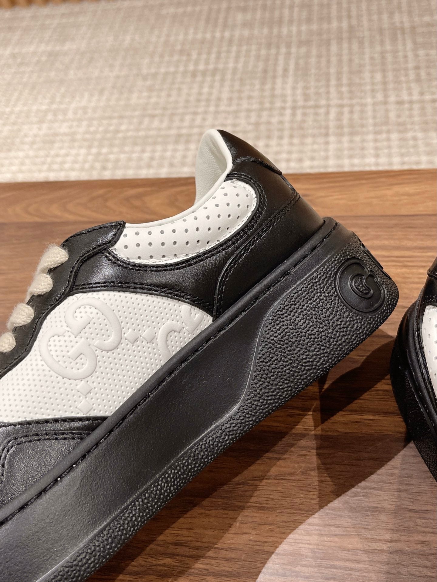 Couple's ๐๐ก๐ฎ๐ง๐ค๐ฒ latest biscuit shoes