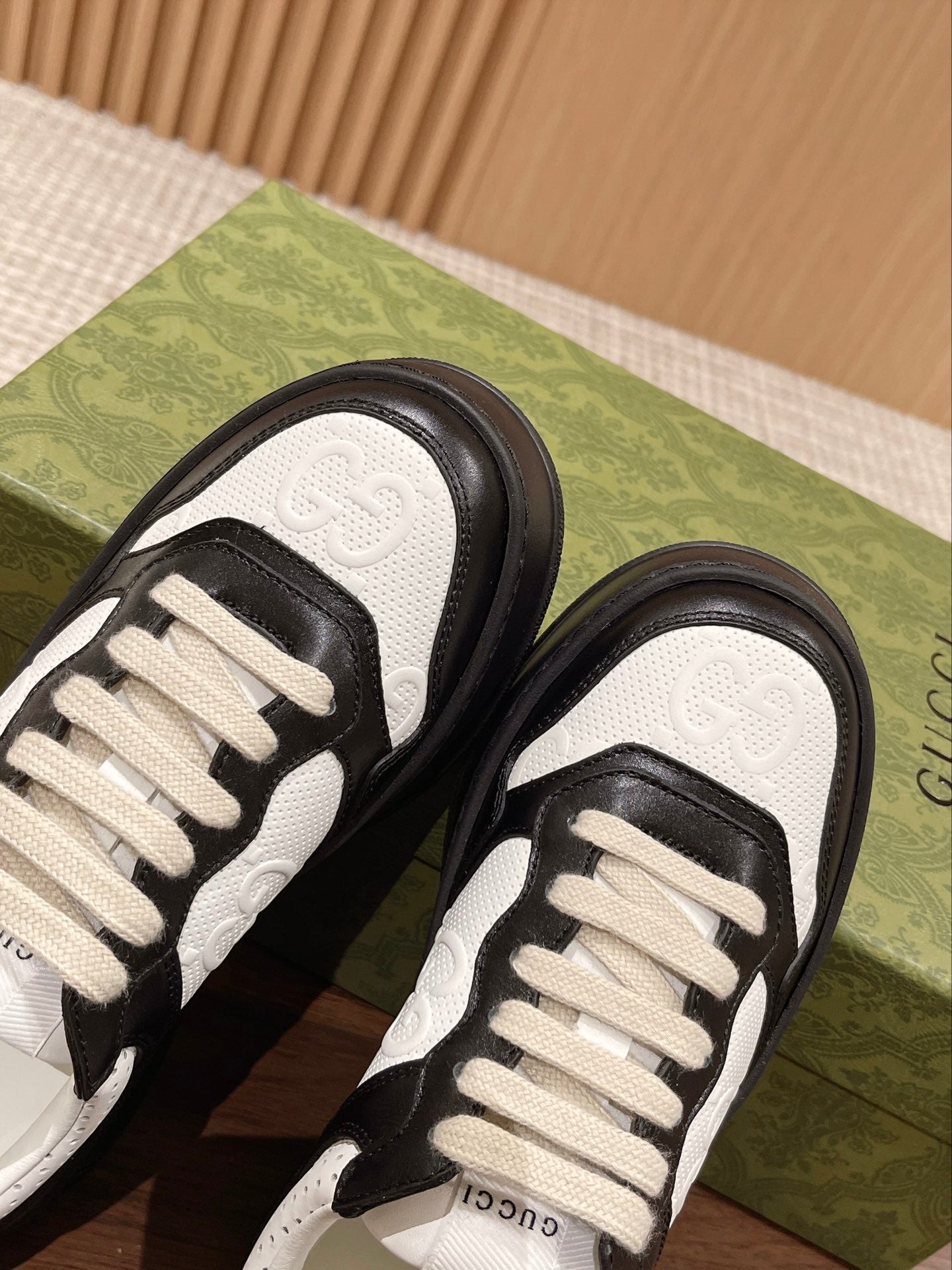 Couple's ๐๐ก๐ฎ๐ง๐ค๐ฒ latest biscuit shoes