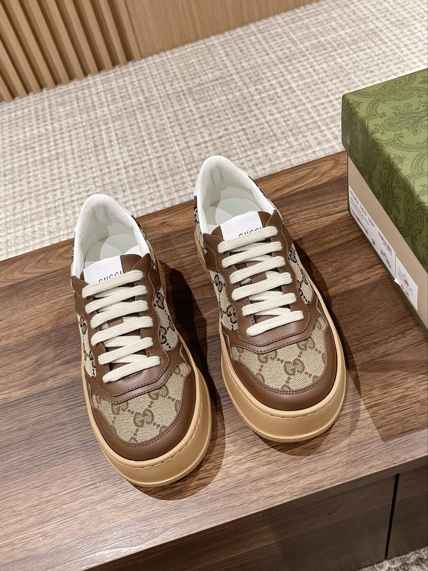 Couple's ๐๐ก๐ฎ๐ง๐ค๐ฒ latest biscuit shoes