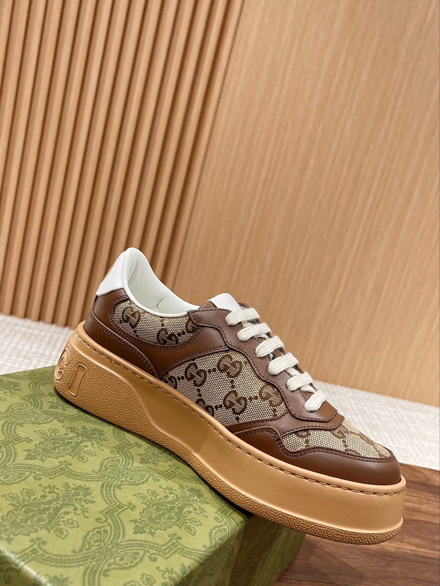 Couple's ๐๐ก๐ฎ๐ง๐ค๐ฒ latest biscuit shoes