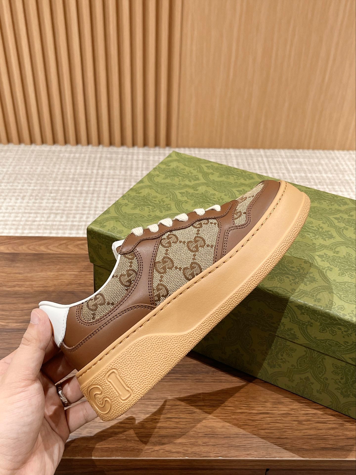 Couple's ๐๐ก๐ฎ๐ง๐ค๐ฒ latest biscuit shoes