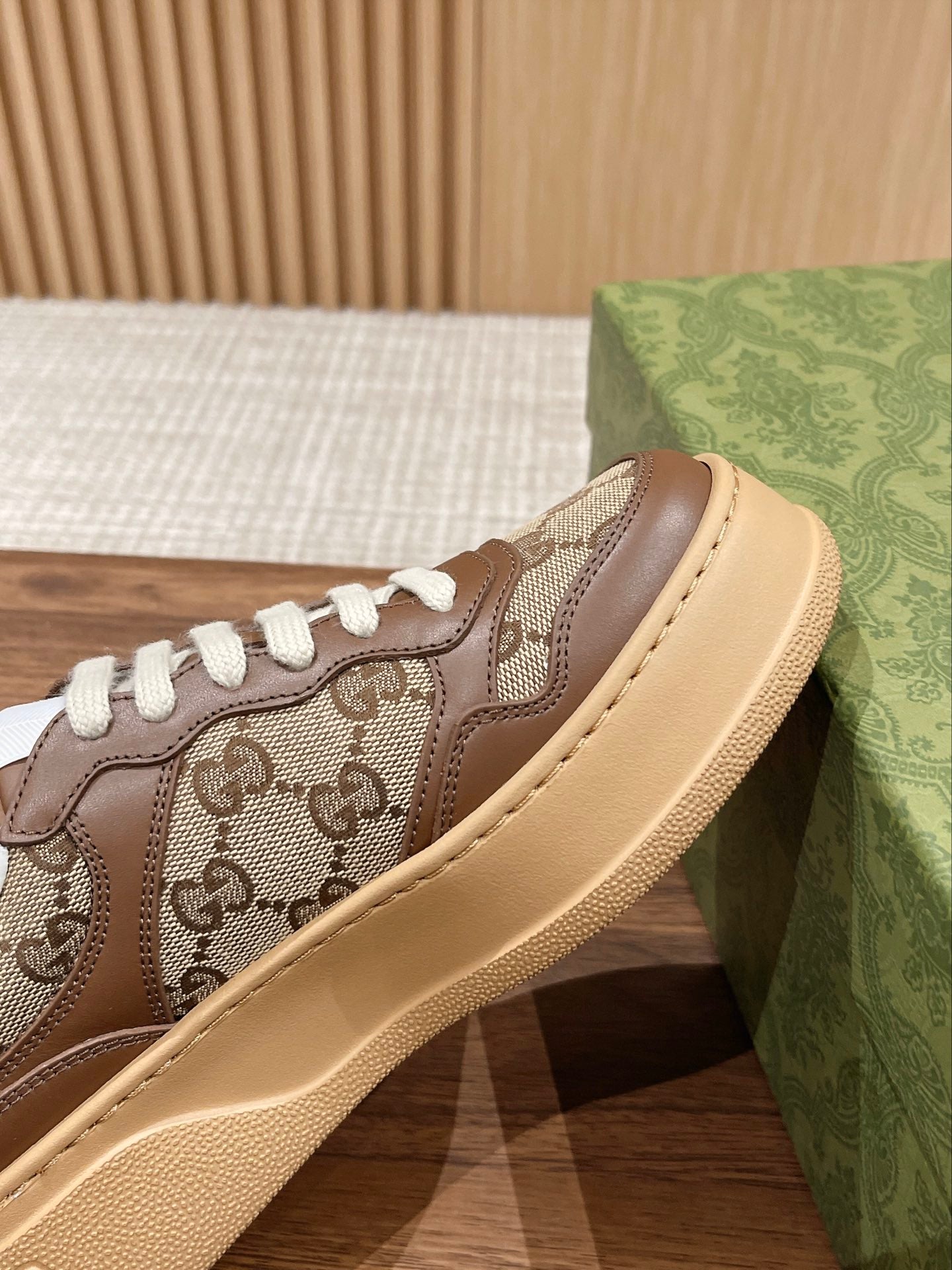 Couple's ๐๐ก๐ฎ๐ง๐ค๐ฒ latest biscuit shoes