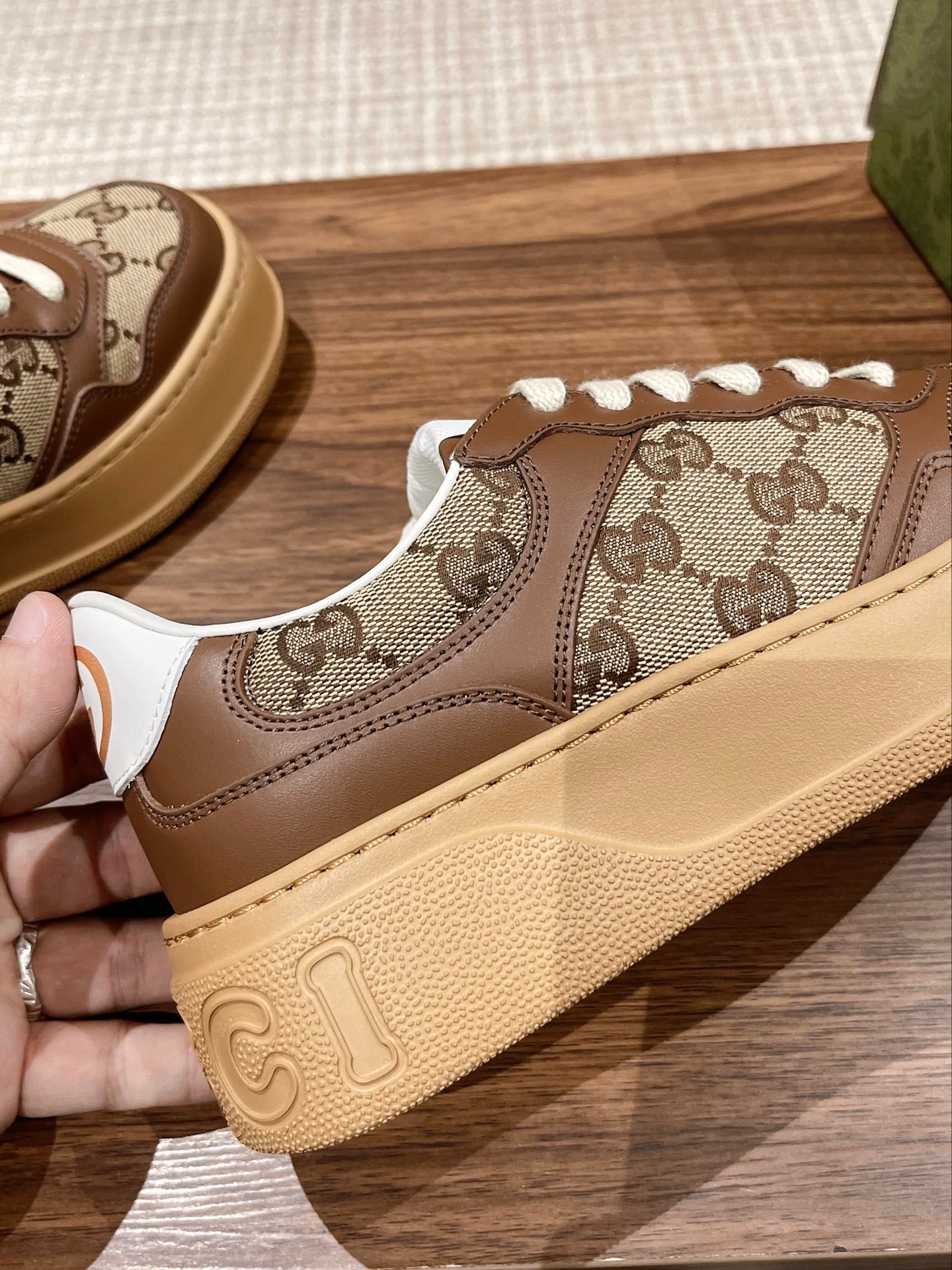 Couple's ๐๐ก๐ฎ๐ง๐ค๐ฒ latest biscuit shoes