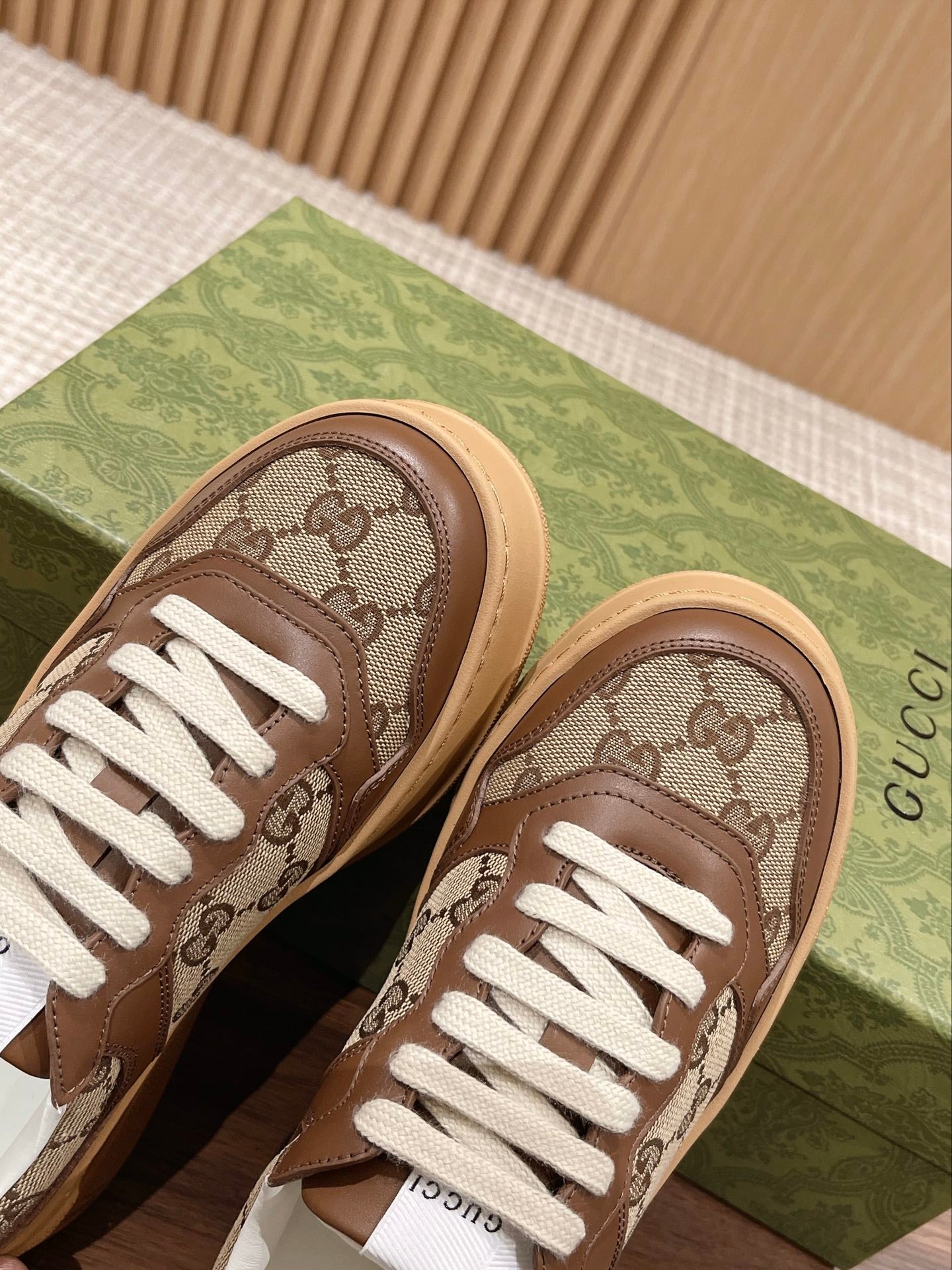 Couple's ๐๐ก๐ฎ๐ง๐ค๐ฒ latest biscuit shoes