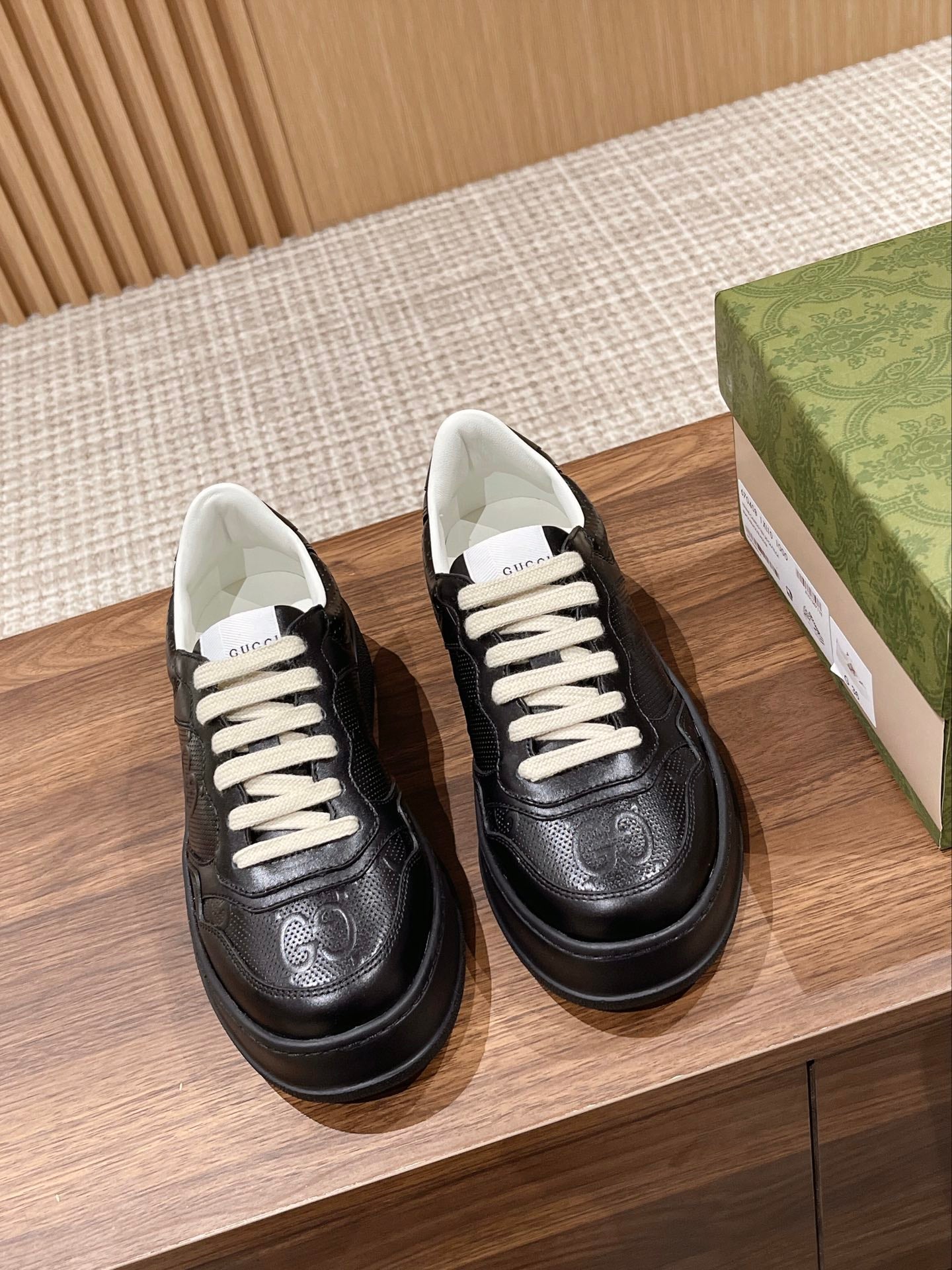 Couple's ๐๐ก๐ฎ๐ง๐ค๐ฒ latest biscuit shoes