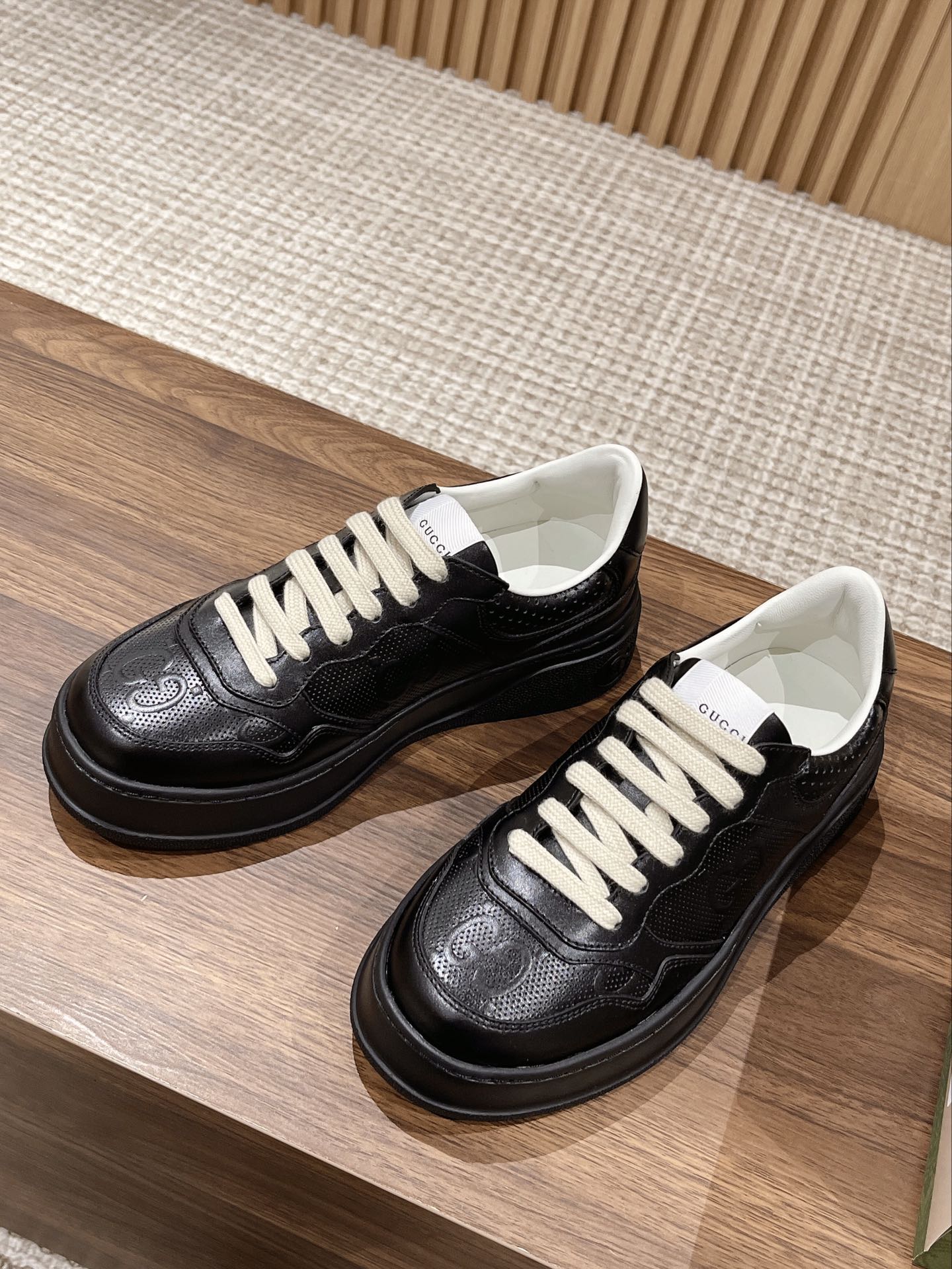 Couple's ๐๐ก๐ฎ๐ง๐ค๐ฒ latest biscuit shoes