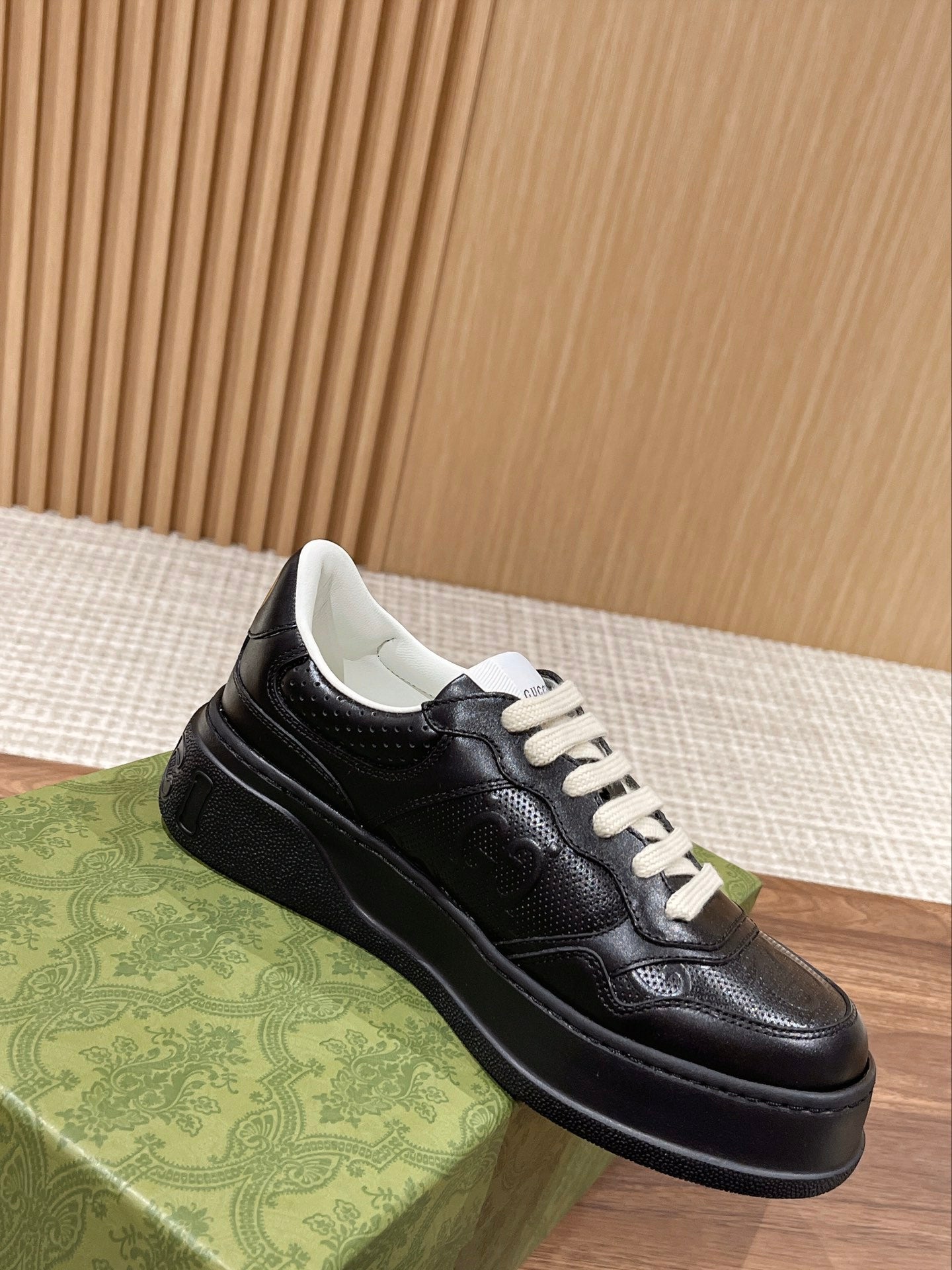 Couple's ๐๐ก๐ฎ๐ง๐ค๐ฒ latest biscuit shoes