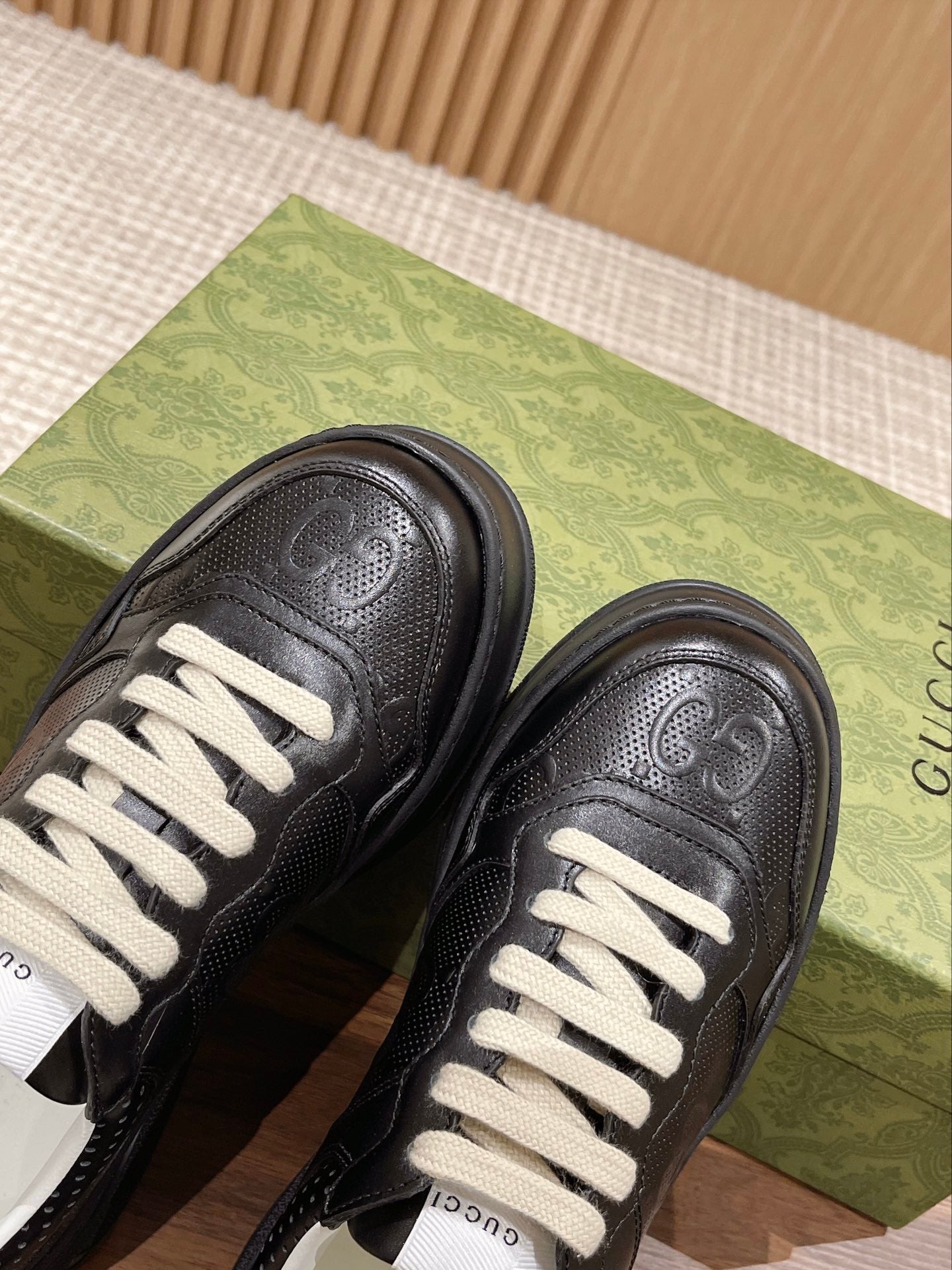 Couple's ๐๐ก๐ฎ๐ง๐ค๐ฒ latest biscuit shoes