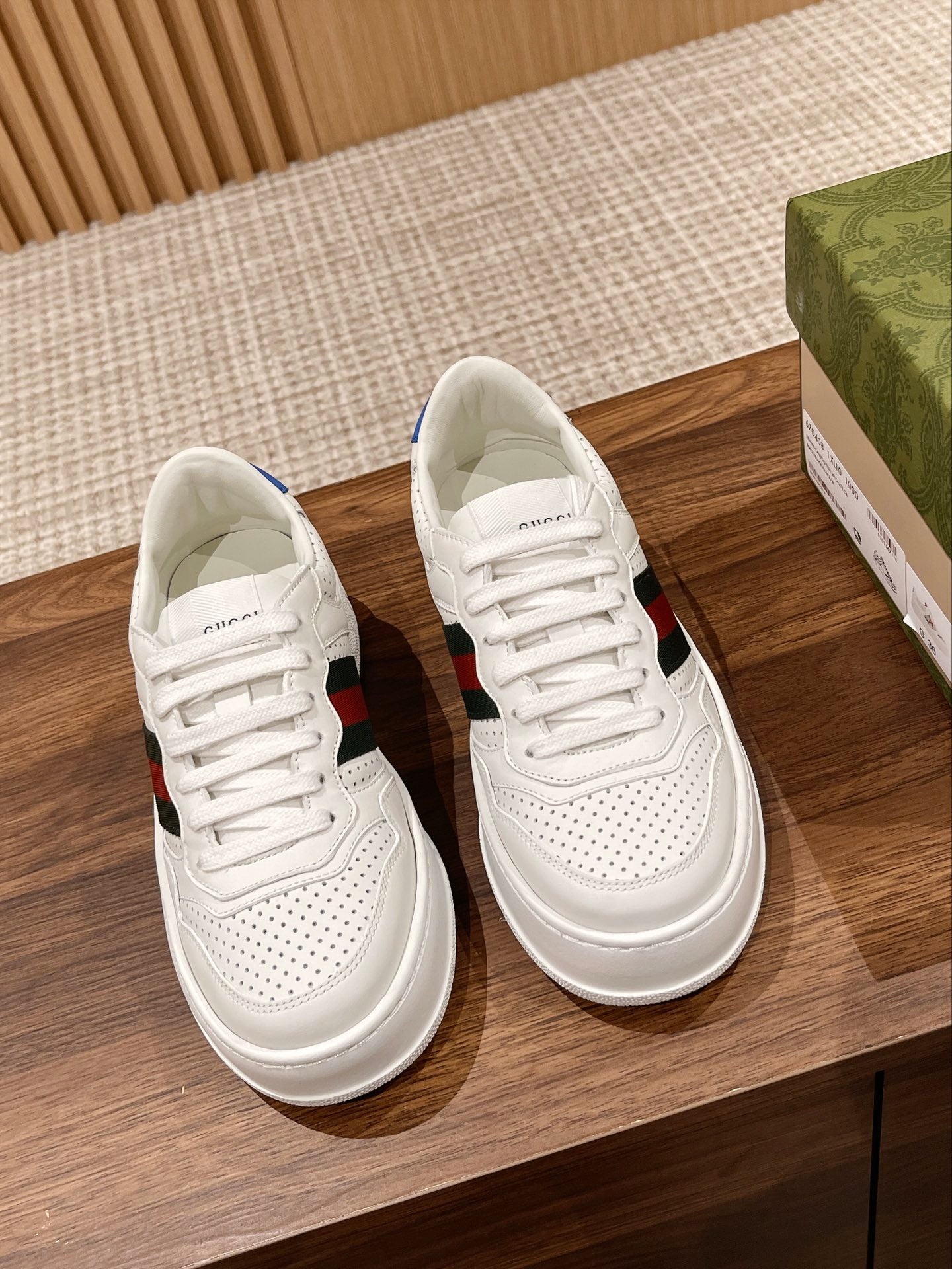 Couple's ๐๐ก๐ฎ๐ง๐ค๐ฒ latest biscuit shoes