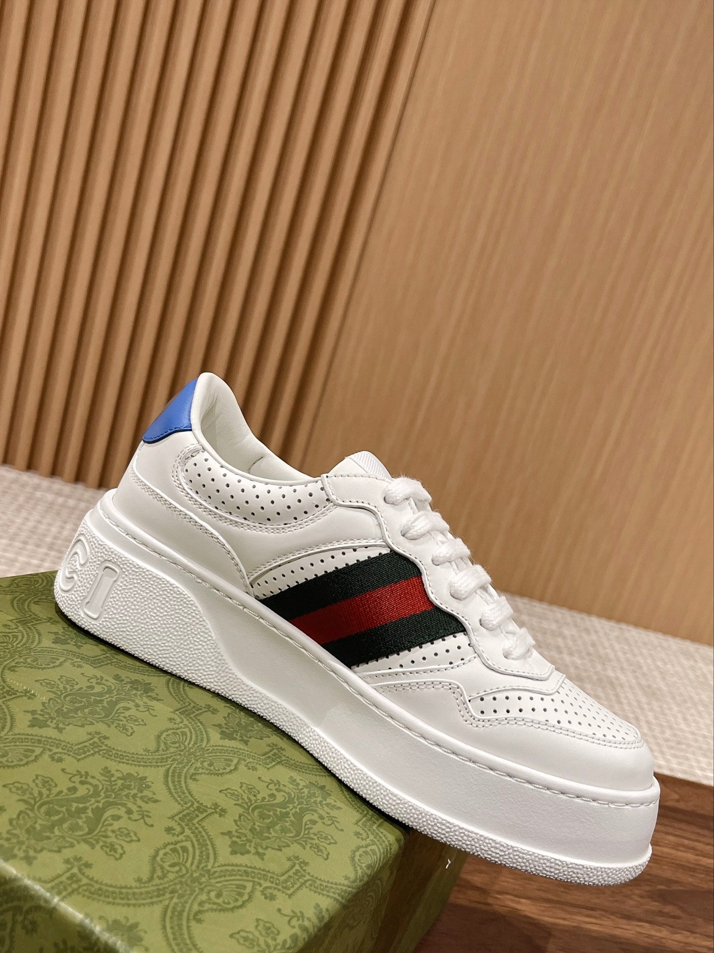 Couple's ๐๐ก๐ฎ๐ง๐ค๐ฒ latest biscuit shoes