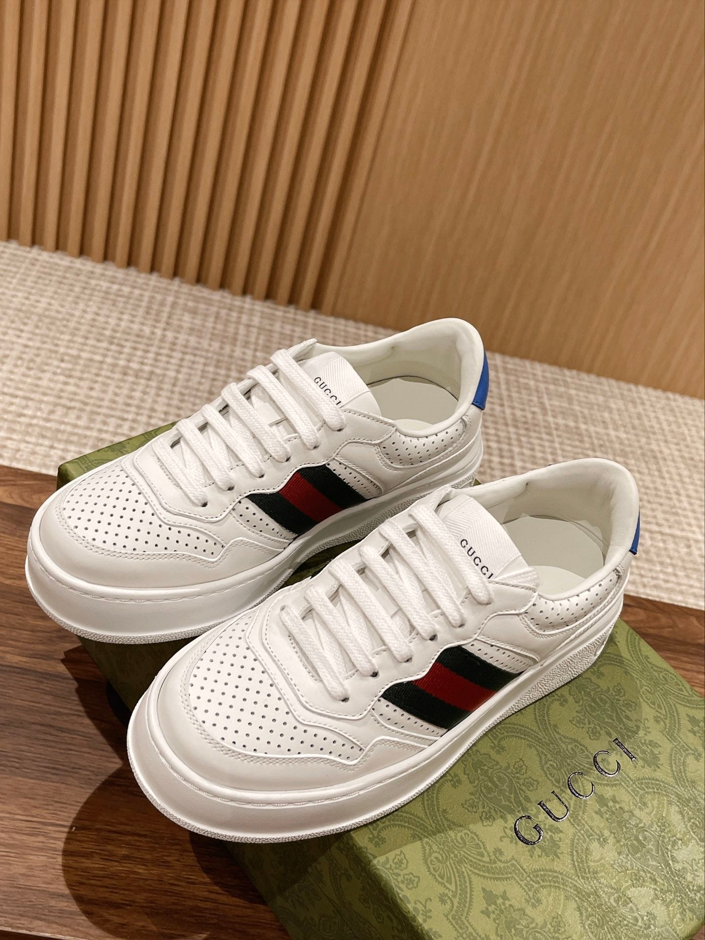 Couple's ๐๐ก๐ฎ๐ง๐ค๐ฒ latest biscuit shoes