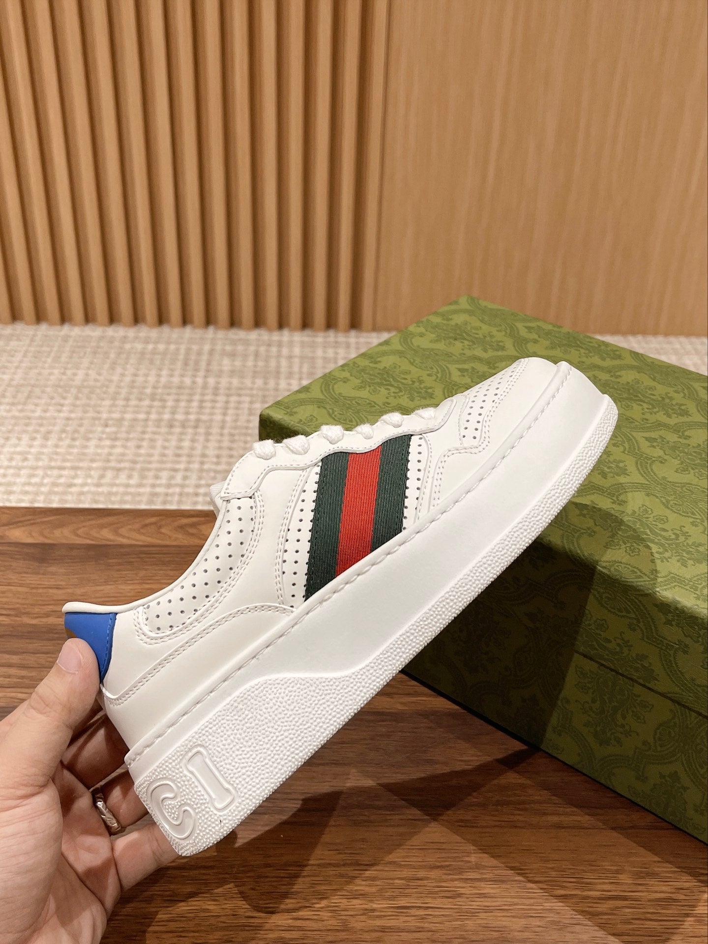 Couple's ๐๐ก๐ฎ๐ง๐ค๐ฒ latest biscuit shoes