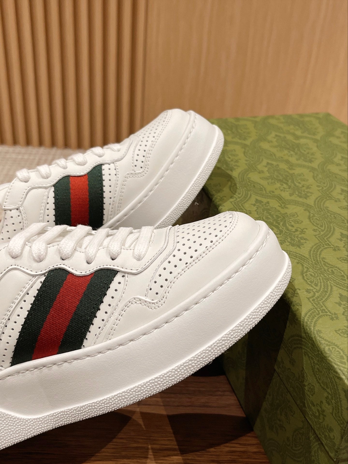 Couple's ๐๐ก๐ฎ๐ง๐ค๐ฒ latest biscuit shoes