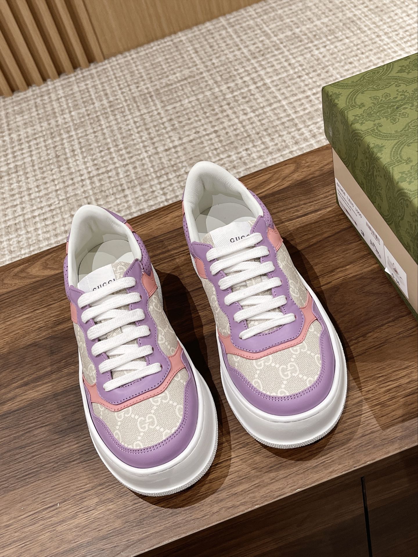 Couple's ๐๐ก๐ฎ๐ง๐ค๐ฒ latest biscuit shoes