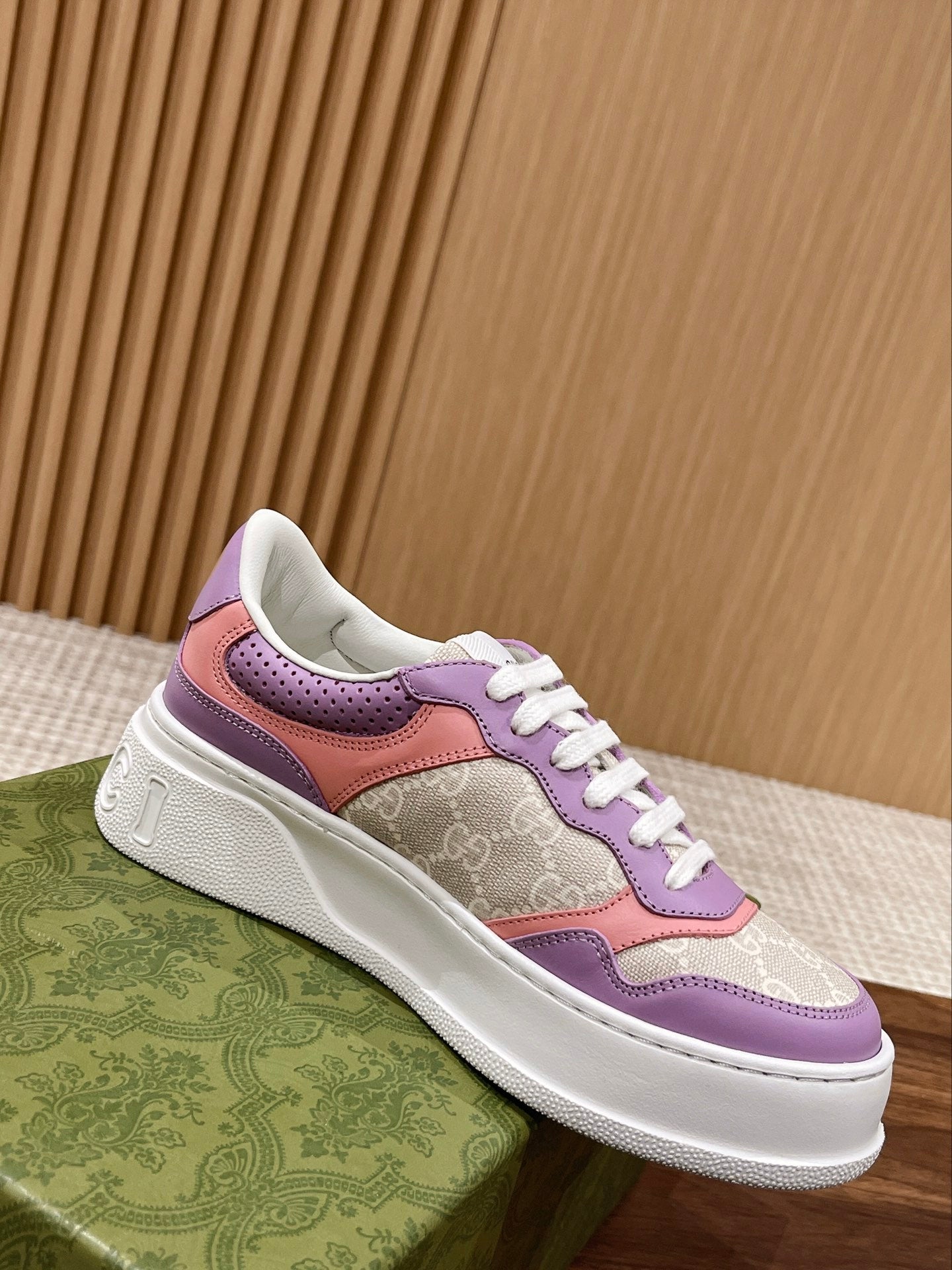 Couple's ๐๐ก๐ฎ๐ง๐ค๐ฒ latest biscuit shoes