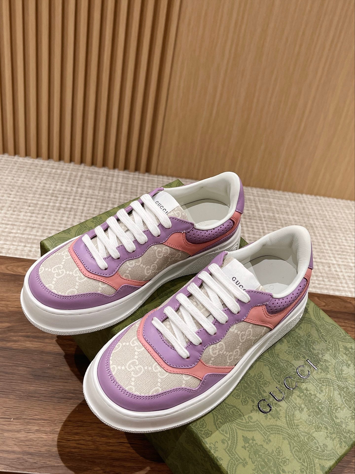 Couple's ๐๐ก๐ฎ๐ง๐ค๐ฒ latest biscuit shoes