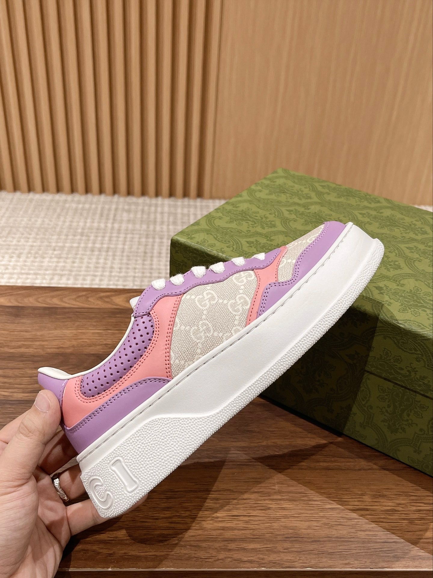 Couple's ๐๐ก๐ฎ๐ง๐ค๐ฒ latest biscuit shoes