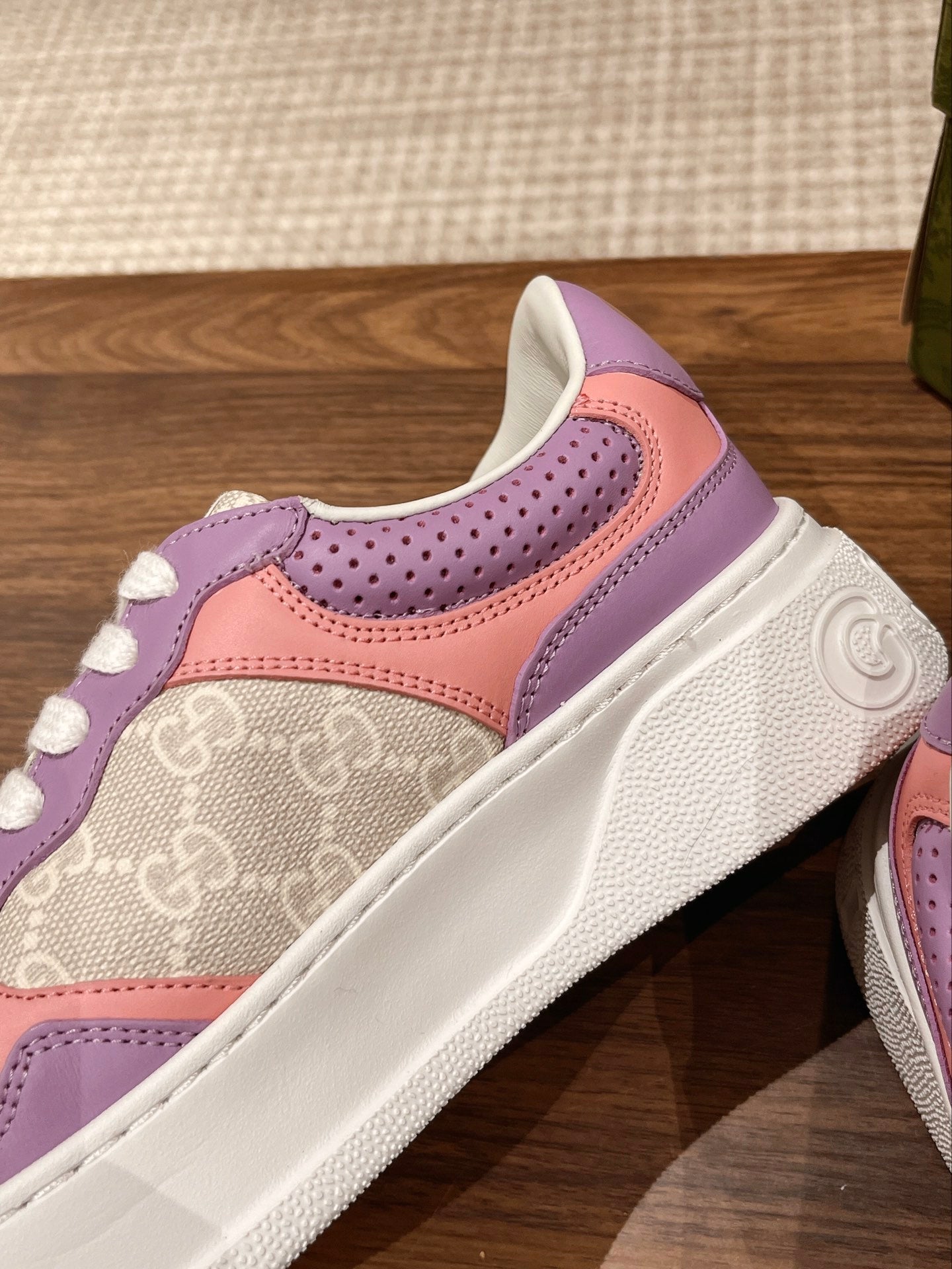 Couple's ๐๐ก๐ฎ๐ง๐ค๐ฒ latest biscuit shoes