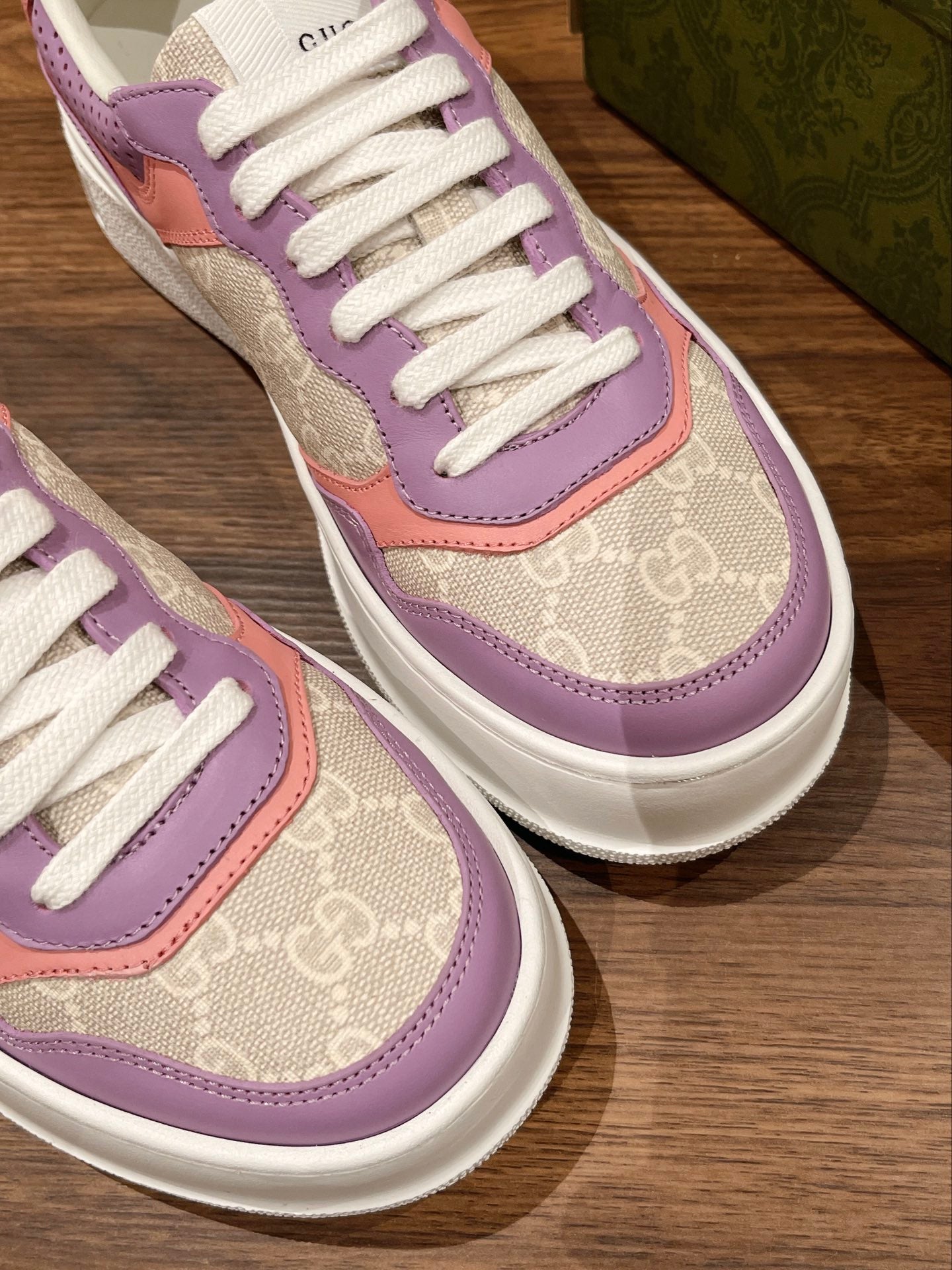 Couple's ๐๐ก๐ฎ๐ง๐ค๐ฒ latest biscuit shoes
