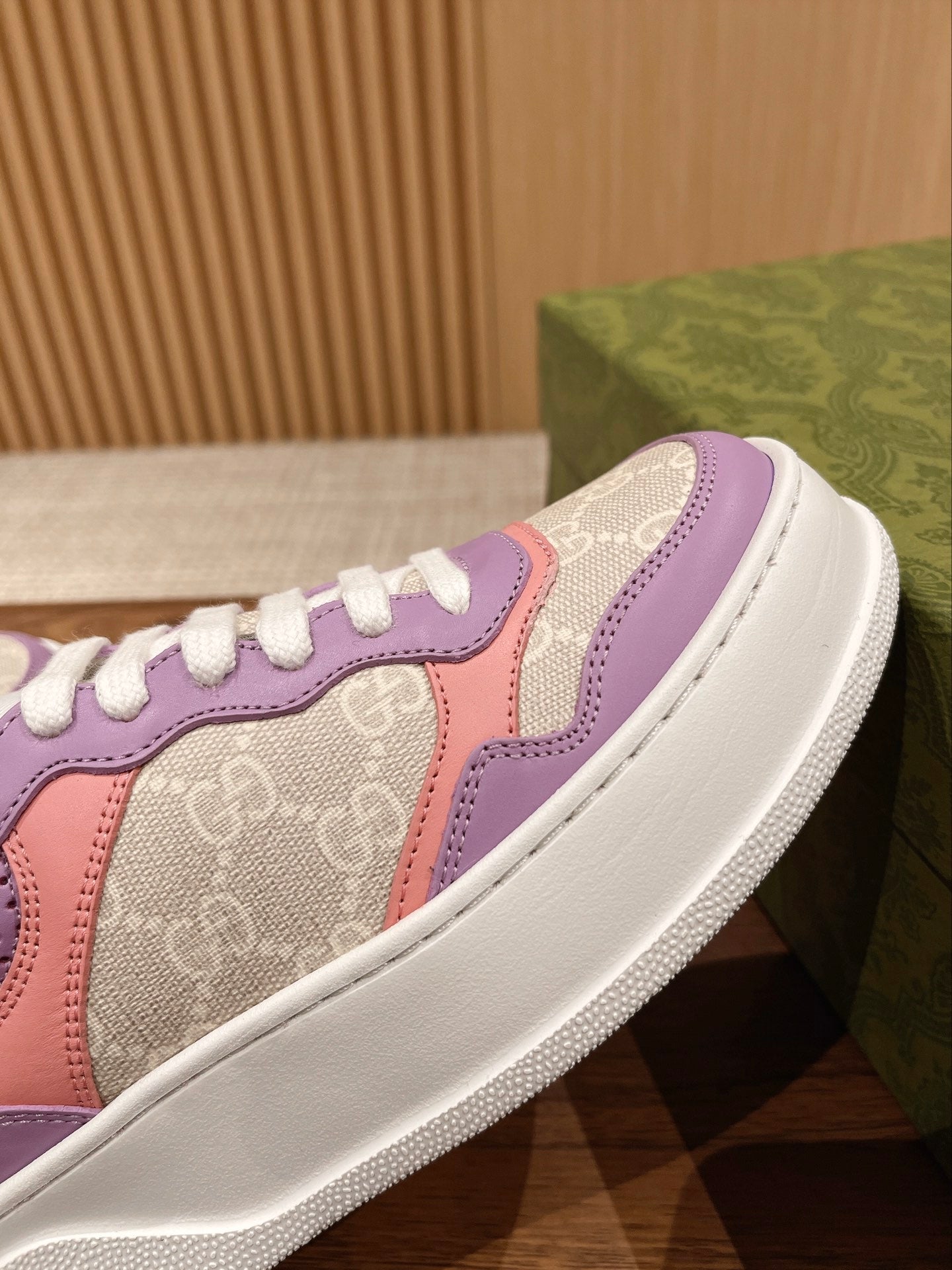 Couple's ๐๐ก๐ฎ๐ง๐ค๐ฒ latest biscuit shoes