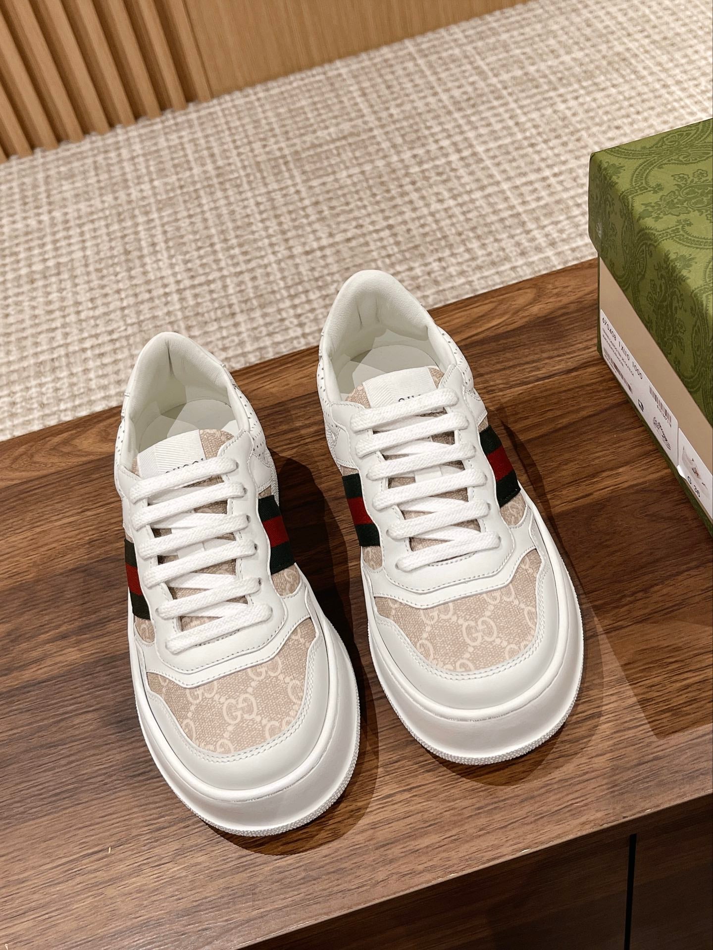 Couple's ๐๐ก๐ฎ๐ง๐ค๐ฒ latest biscuit shoes