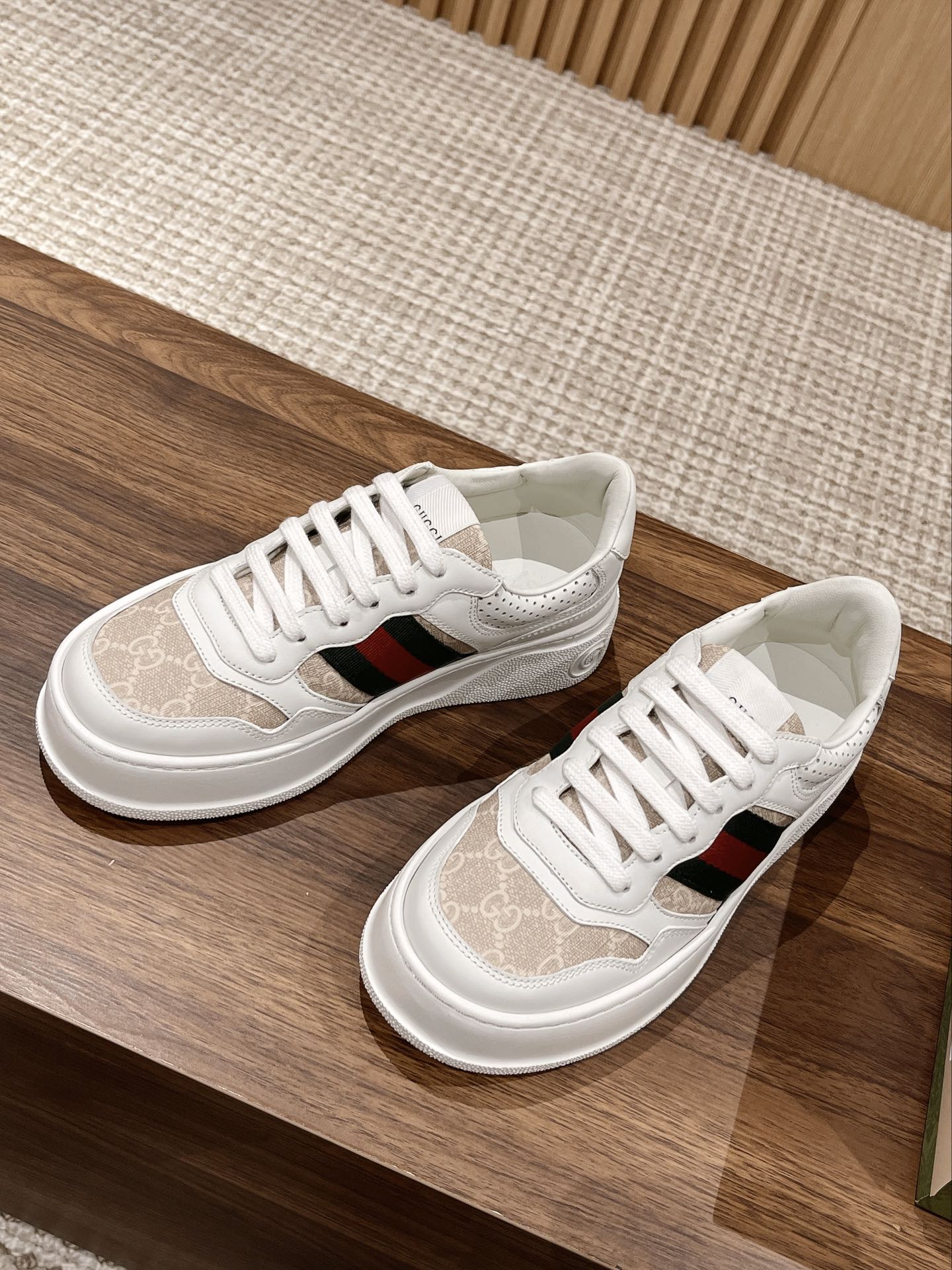 Couple's ๐๐ก๐ฎ๐ง๐ค๐ฒ latest biscuit shoes