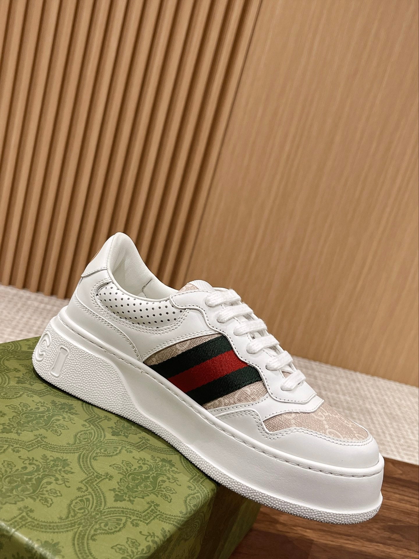 Couple's ๐๐ก๐ฎ๐ง๐ค๐ฒ latest biscuit shoes