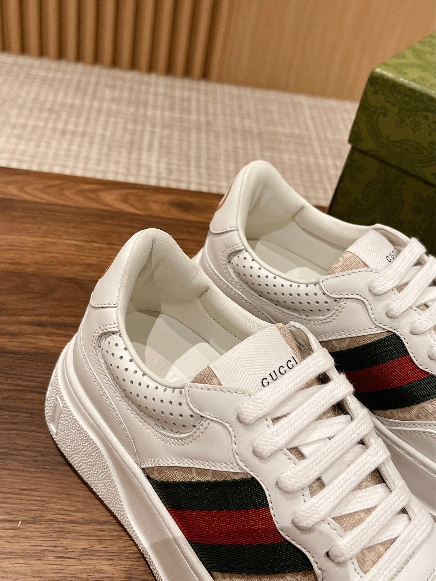Couple's ๐๐ก๐ฎ๐ง๐ค๐ฒ latest biscuit shoes